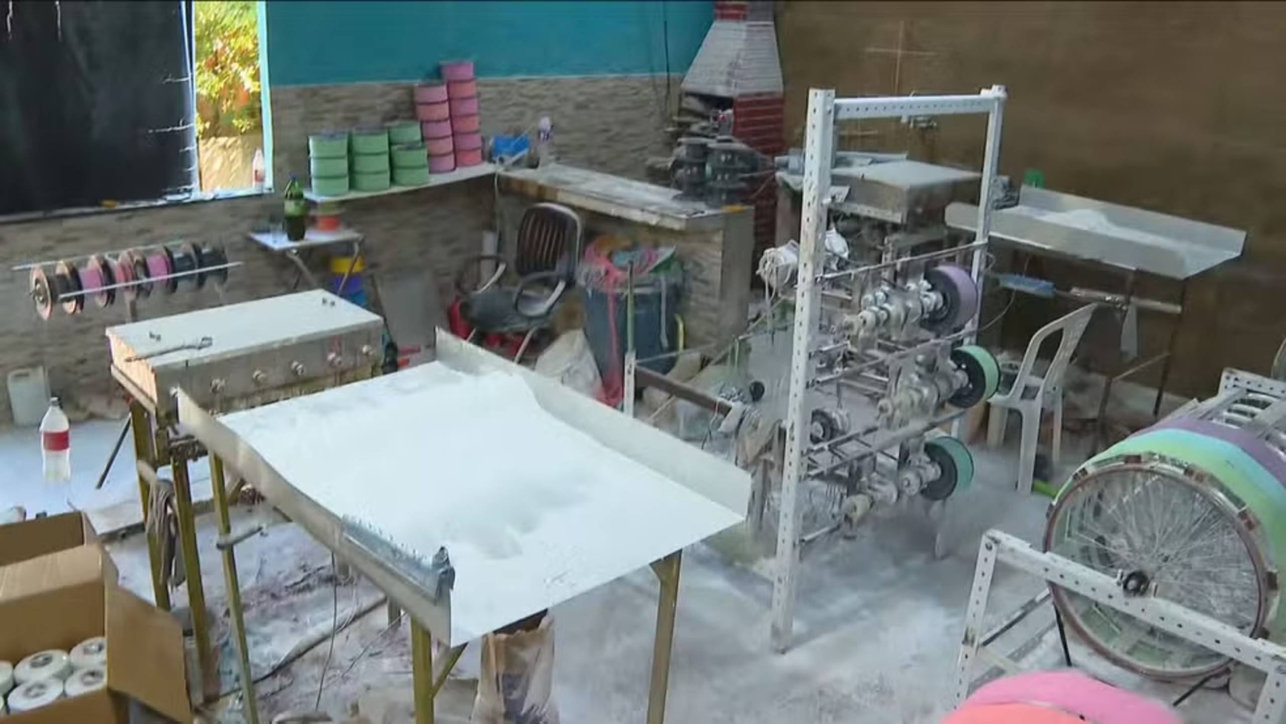 Polícia fecha fábrica clandestina de linha chilena em Jacarepaguá