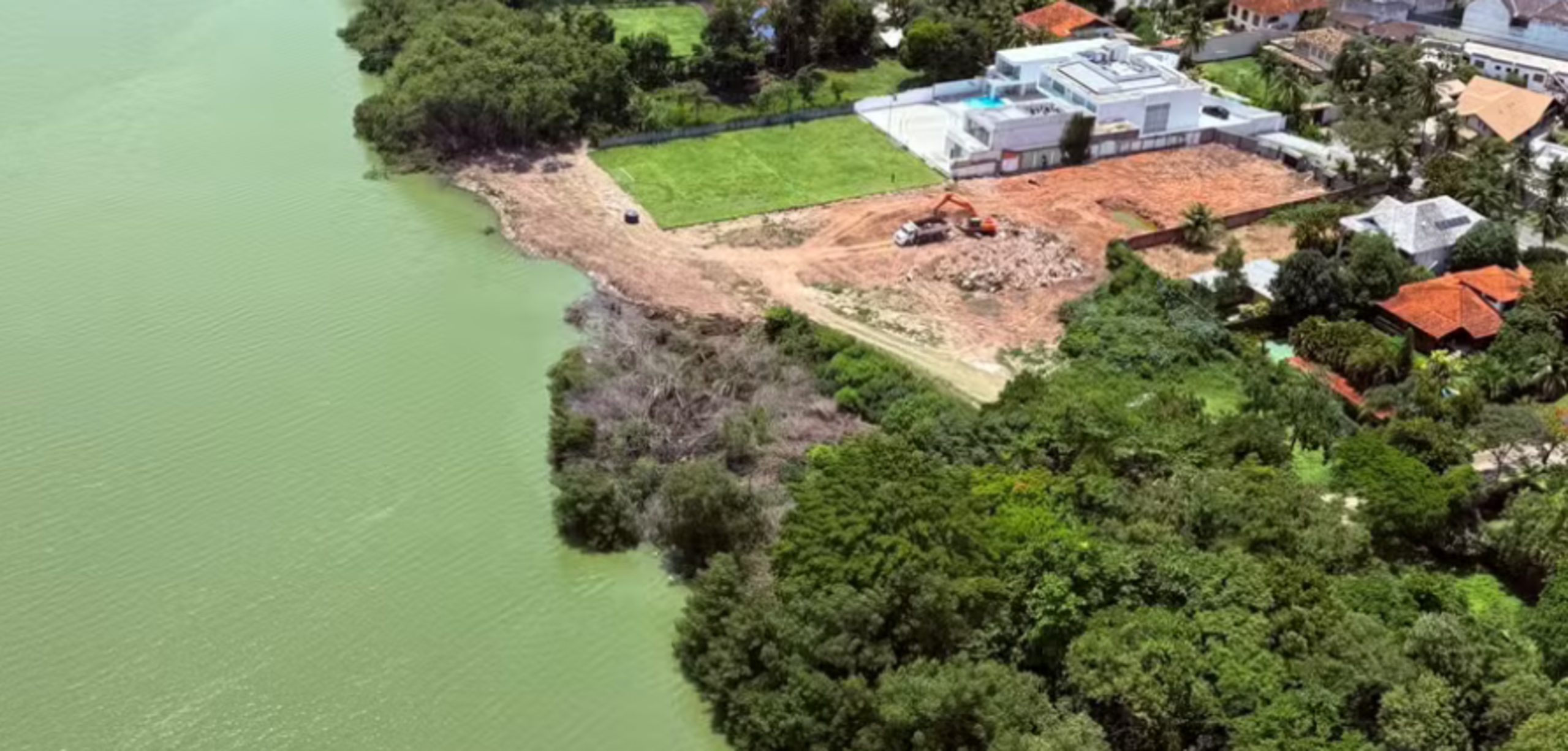 Construções de luxo às margens da Lagoa de Jacarepaguá destroem manguezal e preocupam ambientalistas