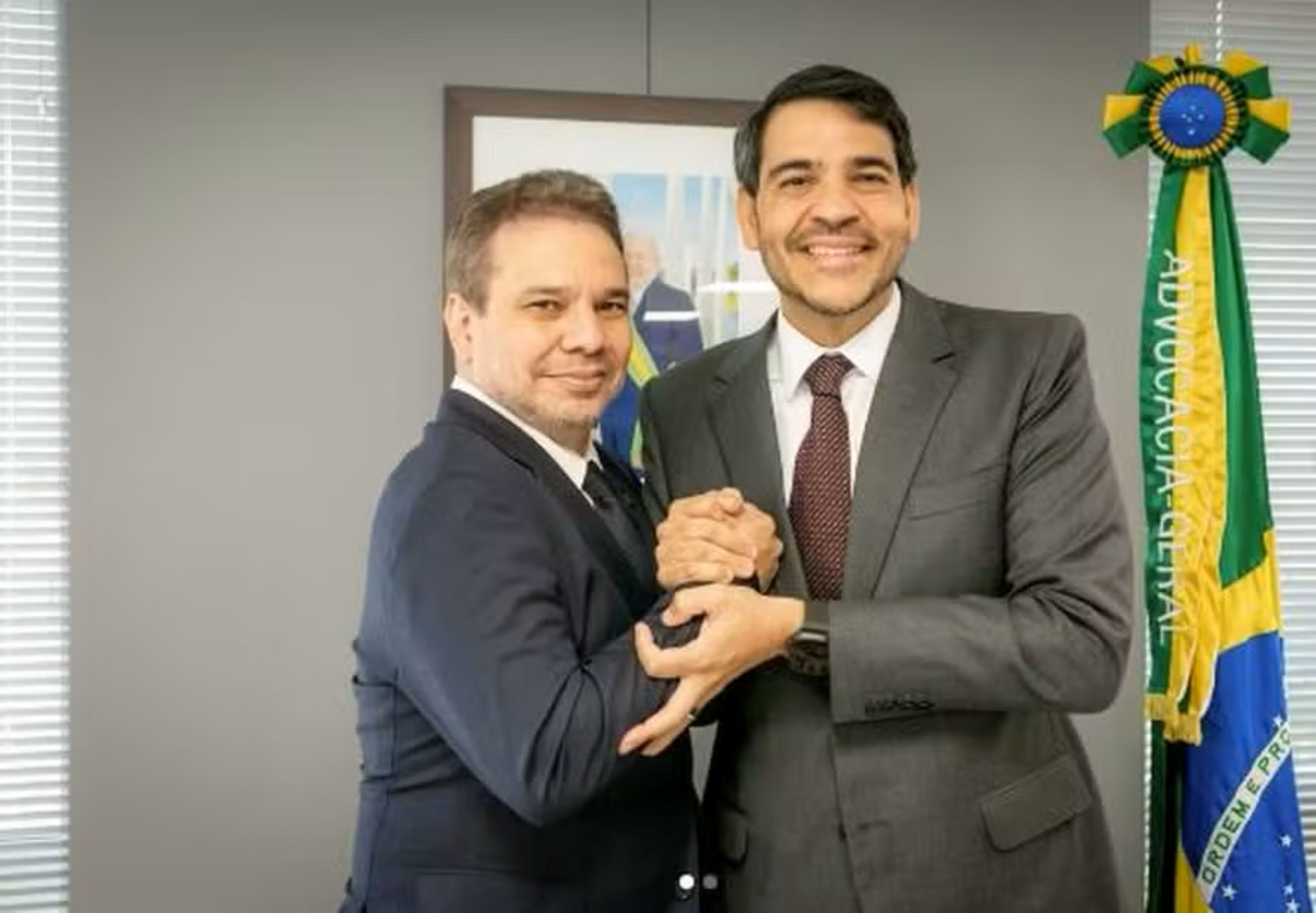 Jorge Messias tenta conter crise política e publica foto com ministro da Justiça