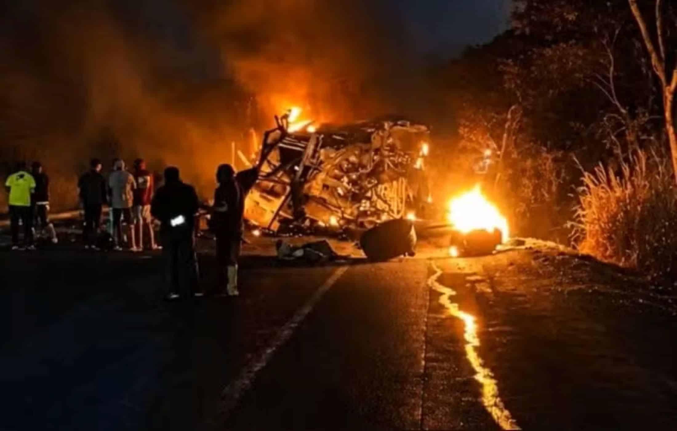 Tragédia na BR-251: colisão entre ônibus e caminhão mata 8 pessoas em Minas