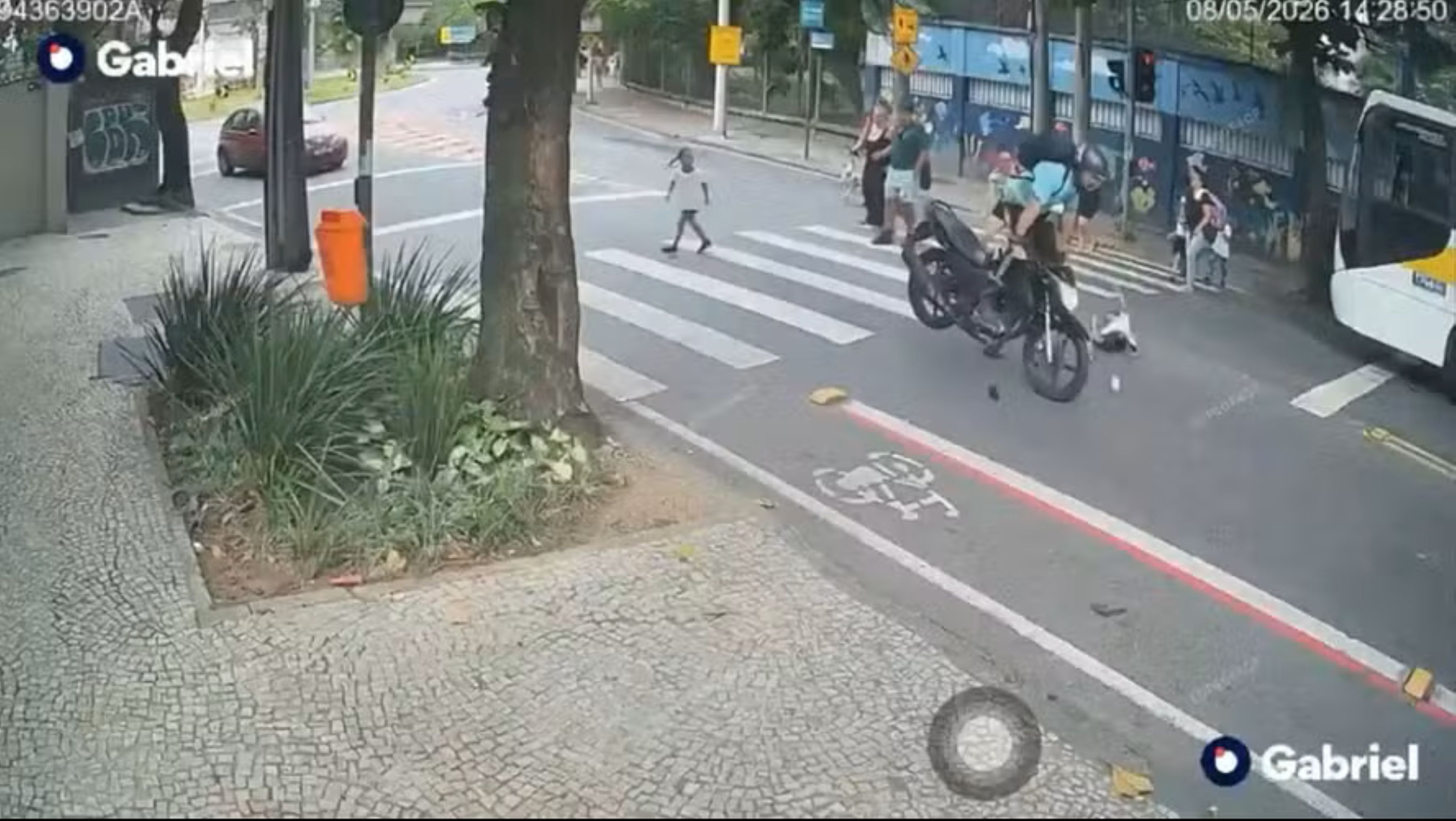 Vídeo: imagens fortes mostram criança arremessada por motociclista na Gávea após avançar sinal