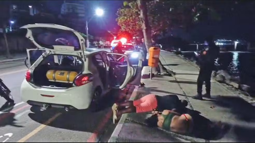Homem foge pelo mar após abordagem e é preso em Niterói