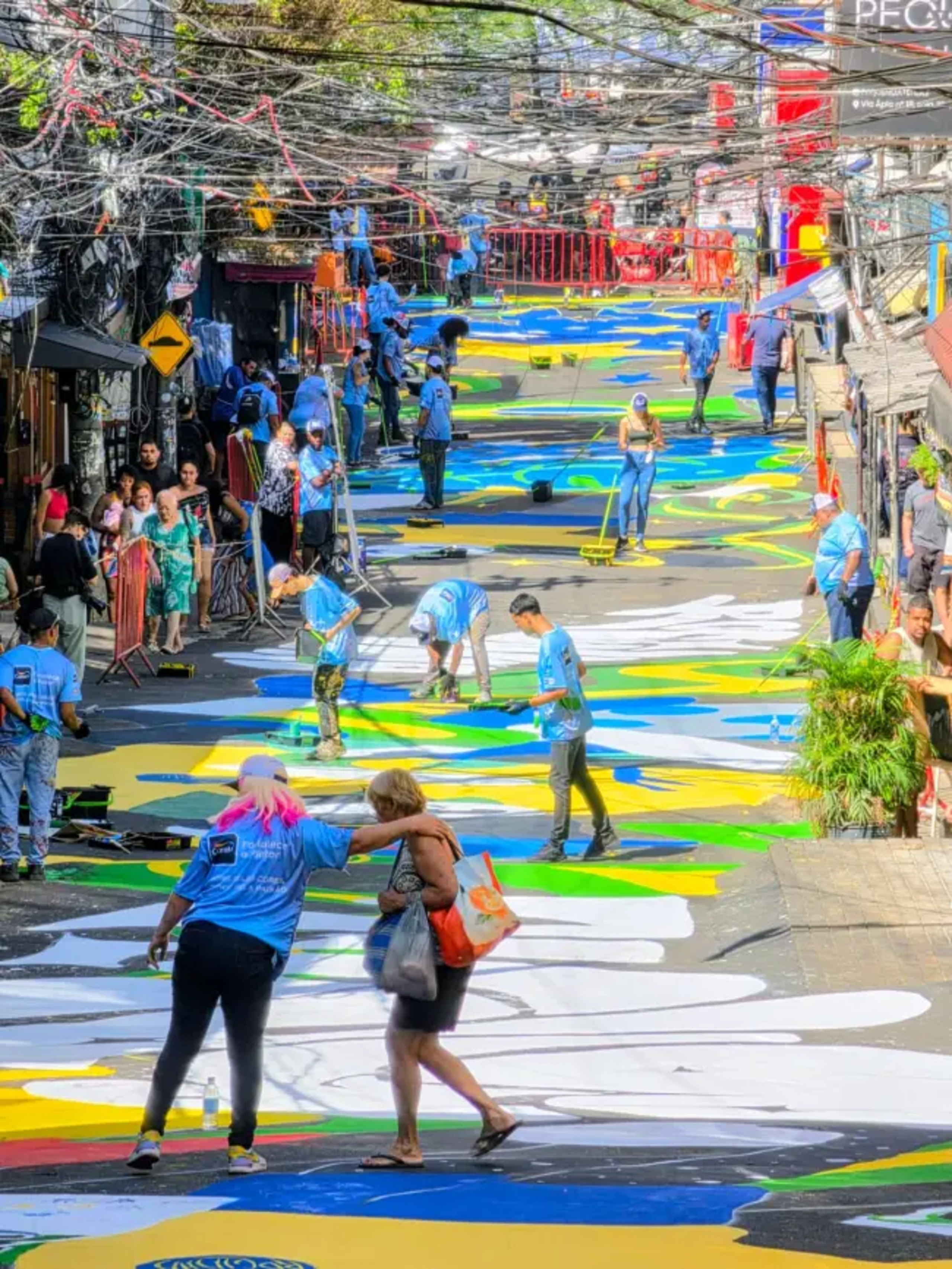 Rocinha mantém tradição e se veste de verde e amarelo para Copa do Mundo