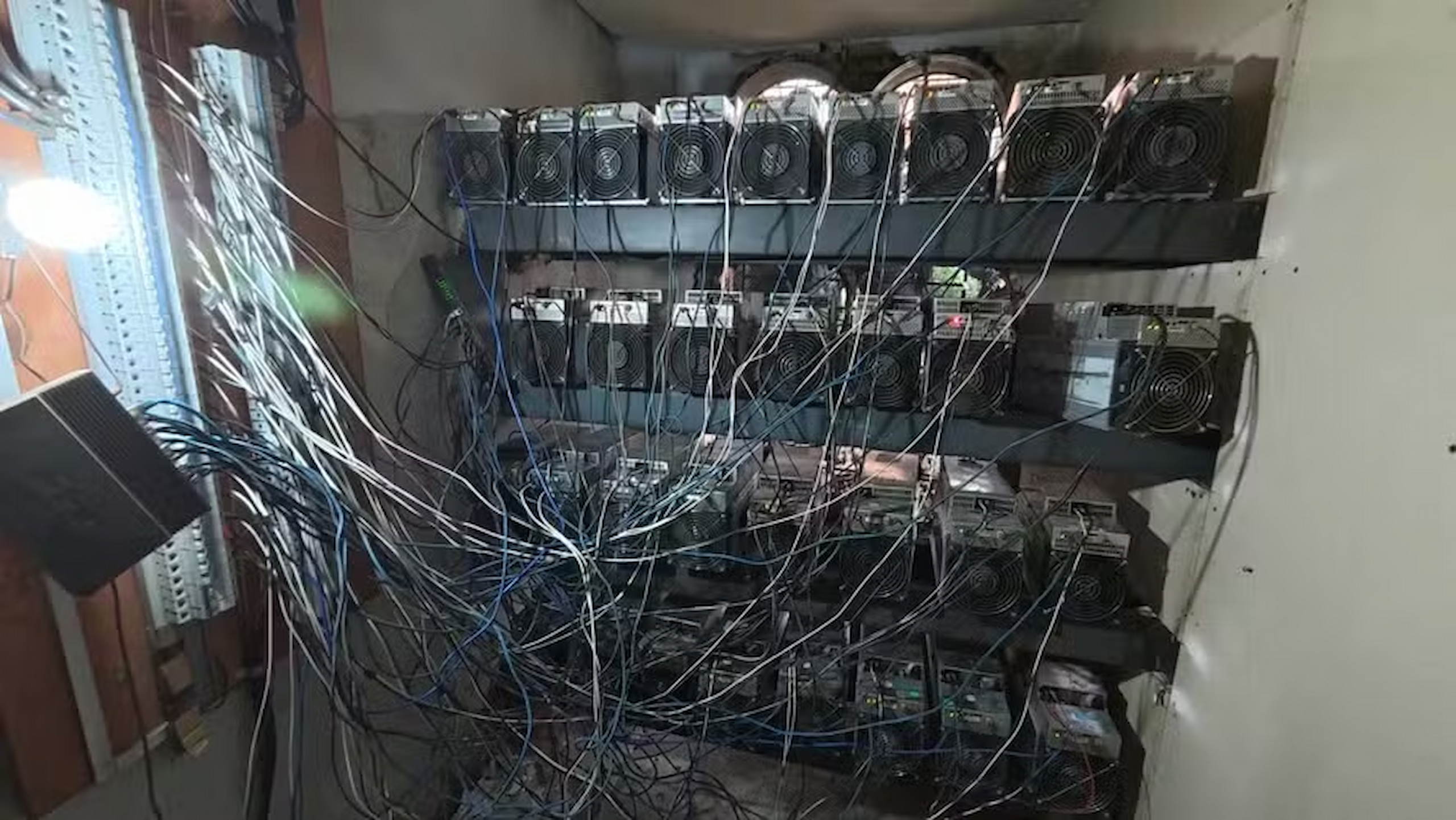 Comando Vermelho expande domínio no Rio com drones de carga, mineração de criptomoedas e banker na mata