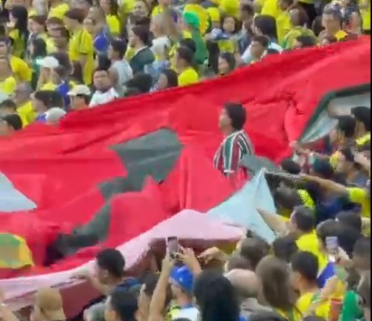 Brasil x Panamá: torcedor do Fluminense barra bandeirão rubro negro e vídeo viraliza; assista