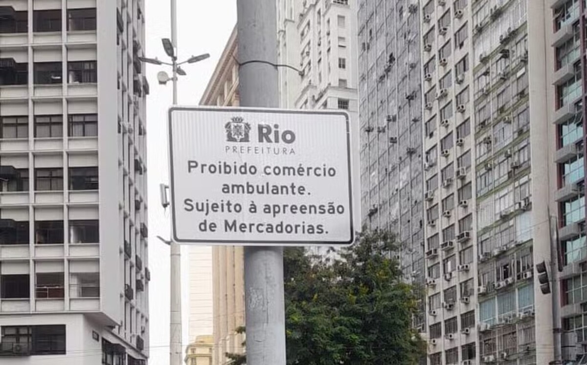 Prefeitura endurece fiscalização e instala avisos contra ambulantes no Centro do Rio