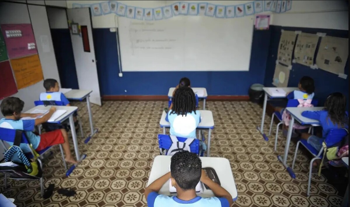 Ricardo Couto sanciona lei que endurece combate ao racismo religioso nas escolas