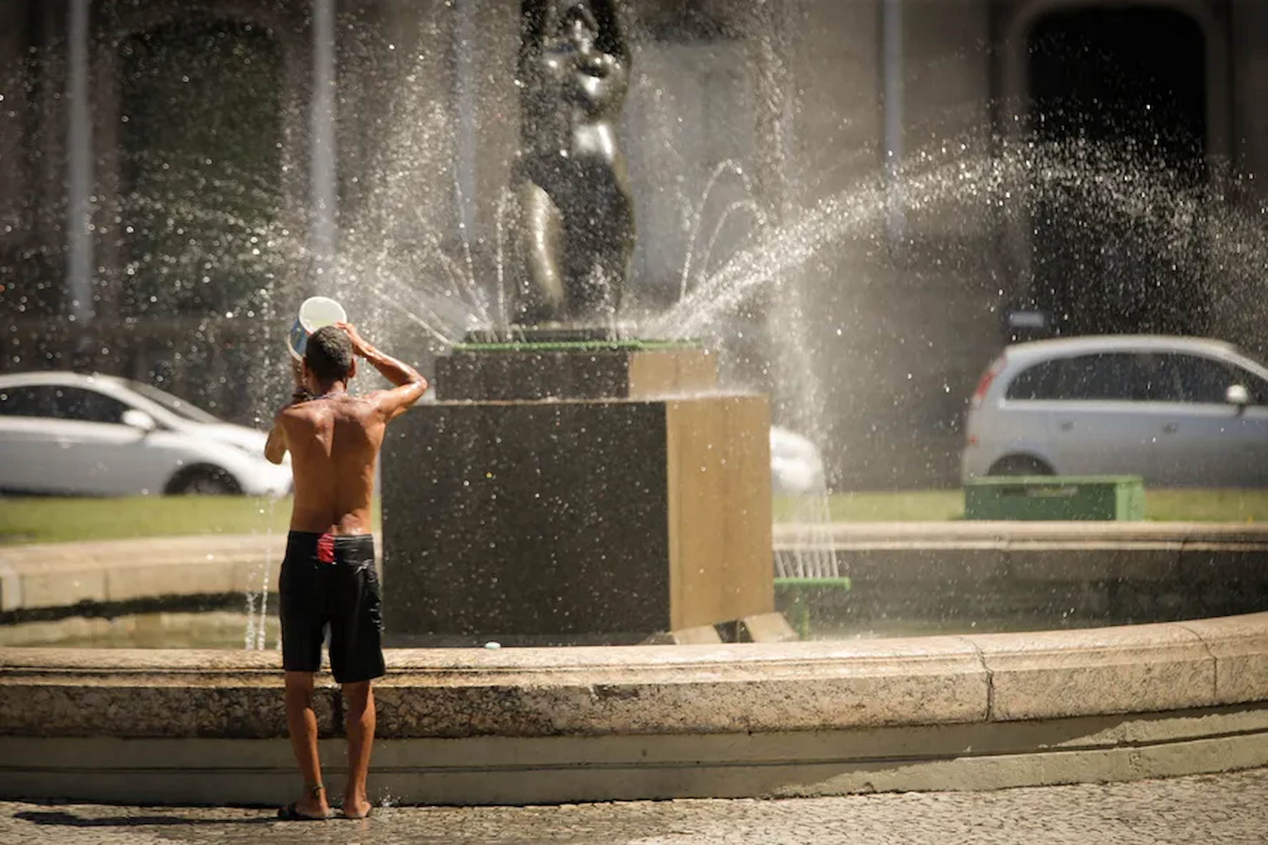 Derrubada de veto garante proteção contra corte de água e energia em dias de calor intenso