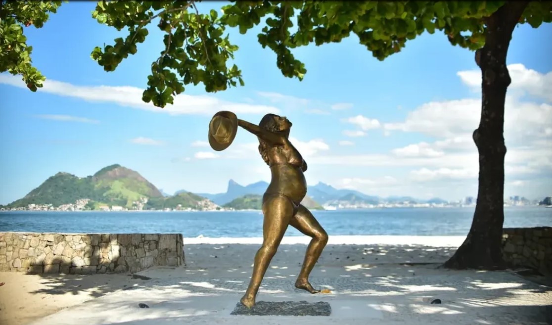 Estátua de Leila Diniz é furtada em Niterói e investigação esbarra na falta de câmeras