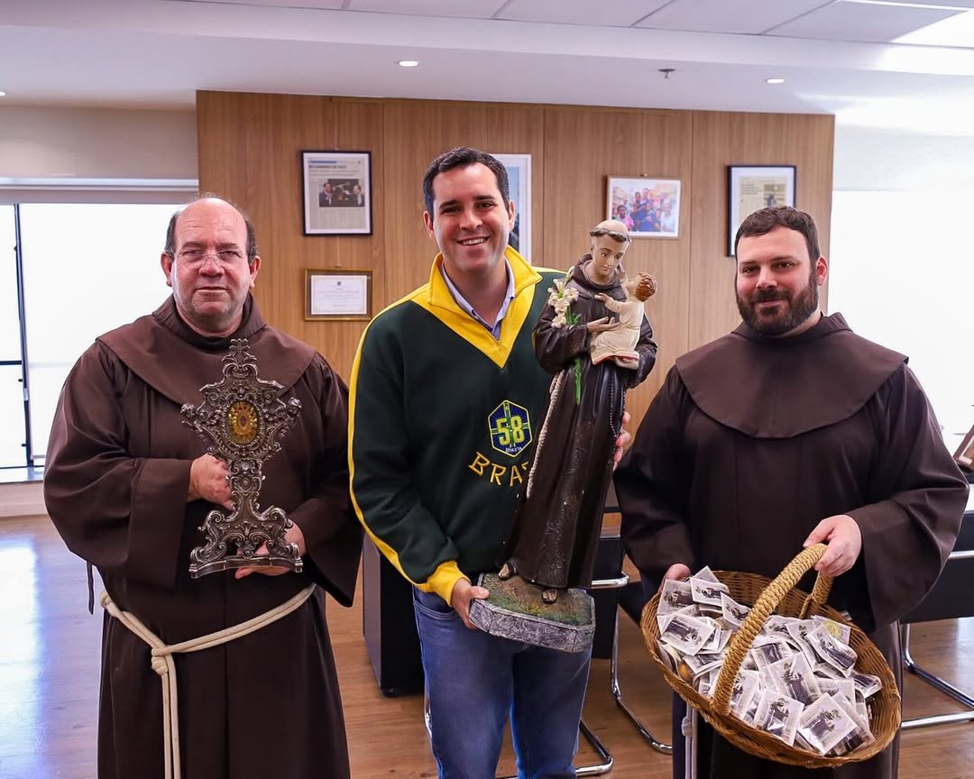 Convento de Santo Antônio leva imagem histórica ao gabinete do prefeito do Rio