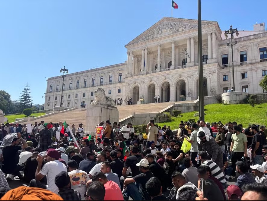Portugal aprova pacote anti-imigração e muda radicalmente regras para estudantes brasileiros