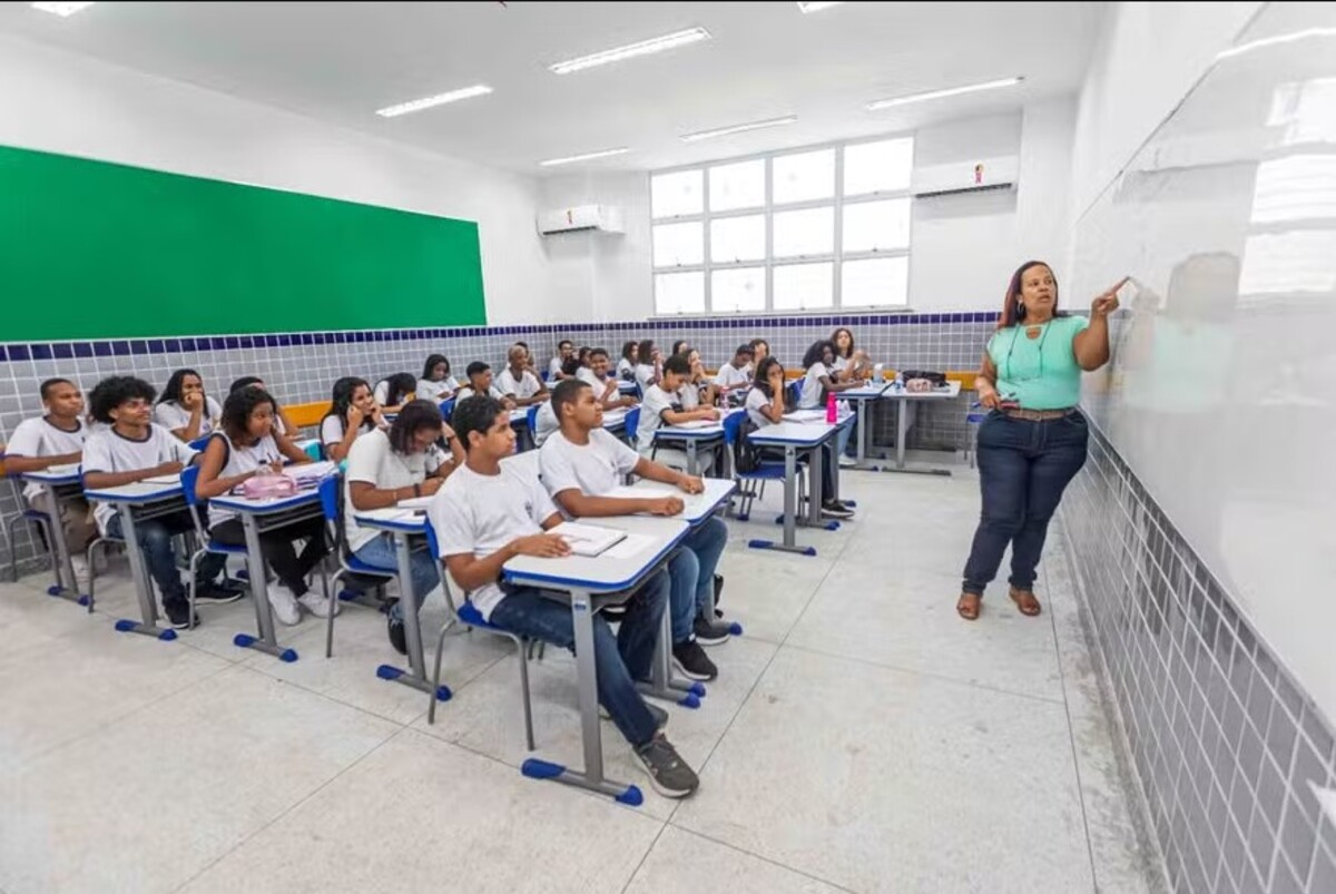 Rede estadual do Rio amplia carga horária e chama mais 2,2 mil docentes