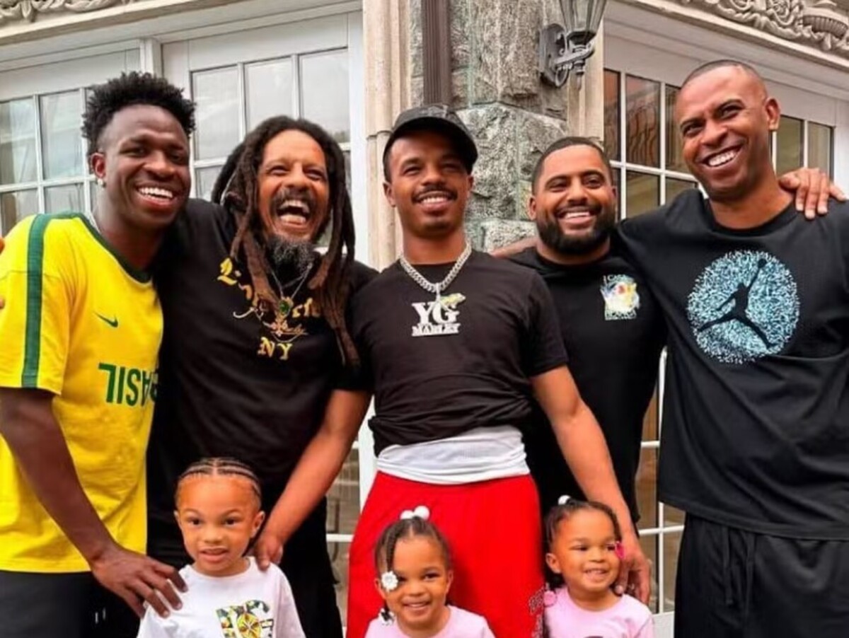 Vini Jr. recebe visita dos netos de Bob Marley após estreia na Copa