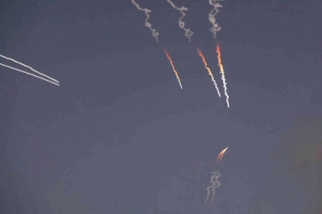 Guerra escala: Irã atinge navios em Hormuz e mira base americana no Bahrein