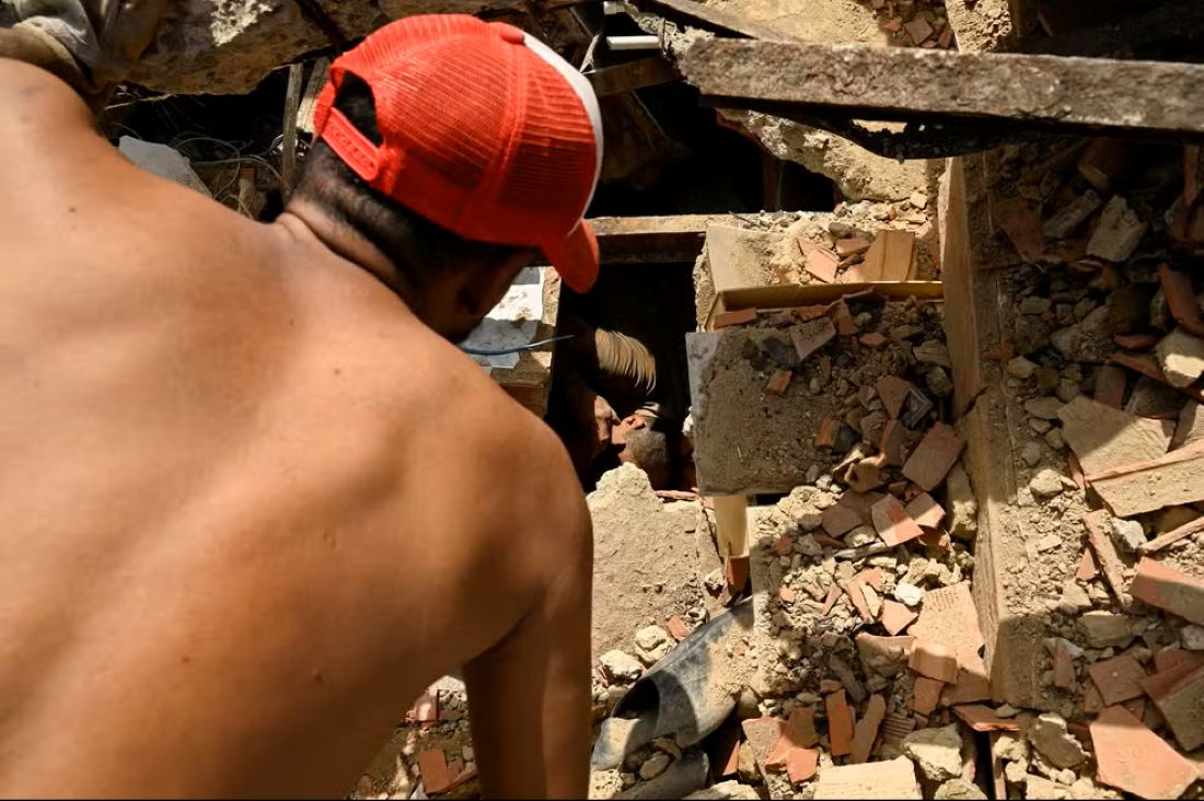Moradores buscam vítimas com as próprias mãos após terremoto na Venezuela