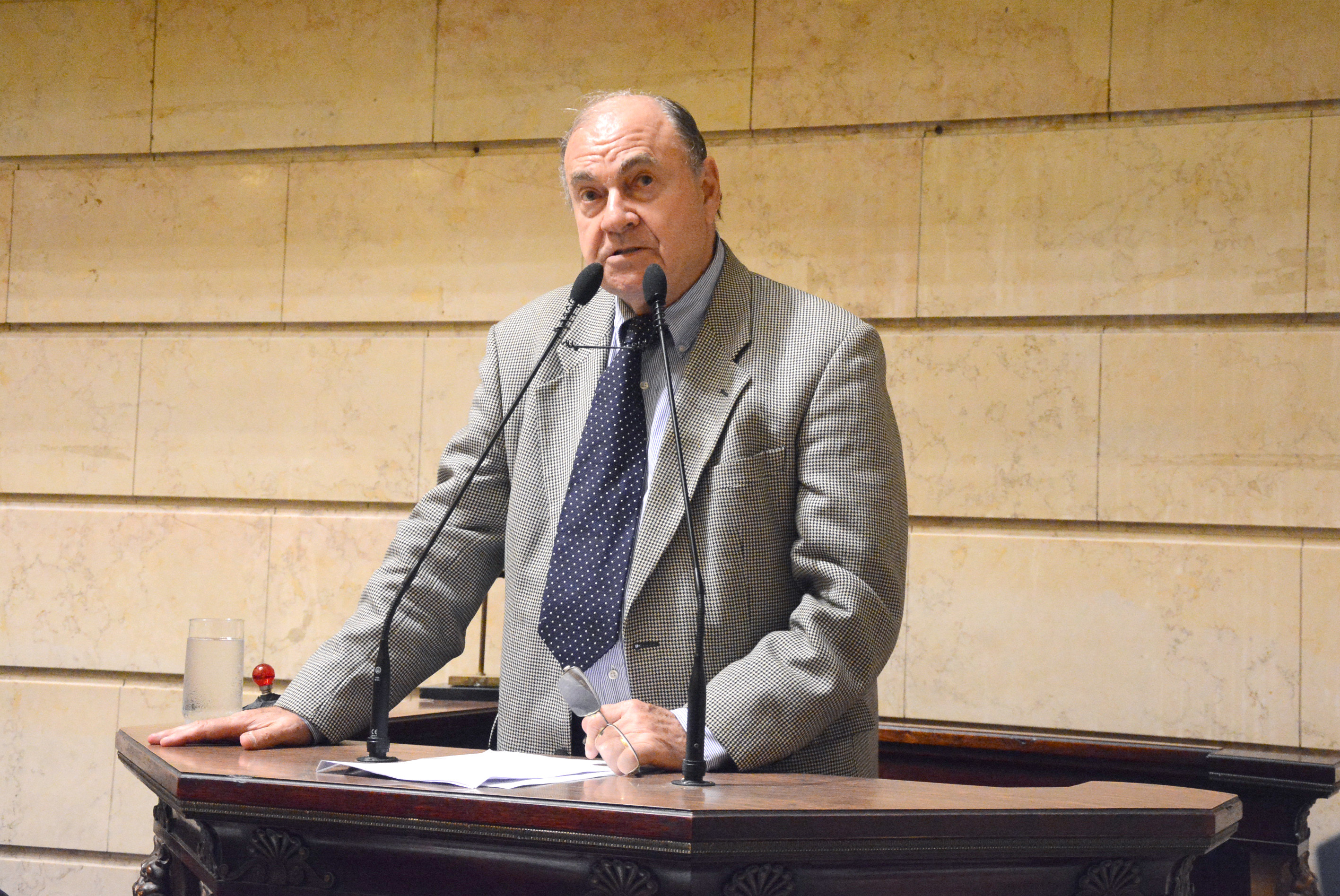 César Maia recebe homenagens de vereadores durante sessão na Câmara por aniversário de 81 anos