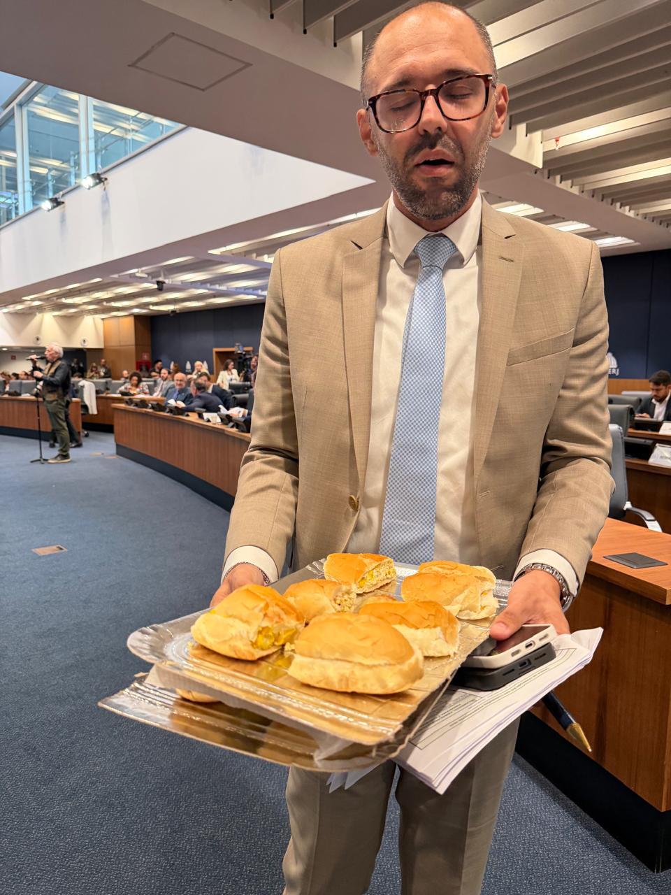 Alexandre Knoploch serve pão com ovo após ataque homofóbico e provoca reação de Luiz Paulo
