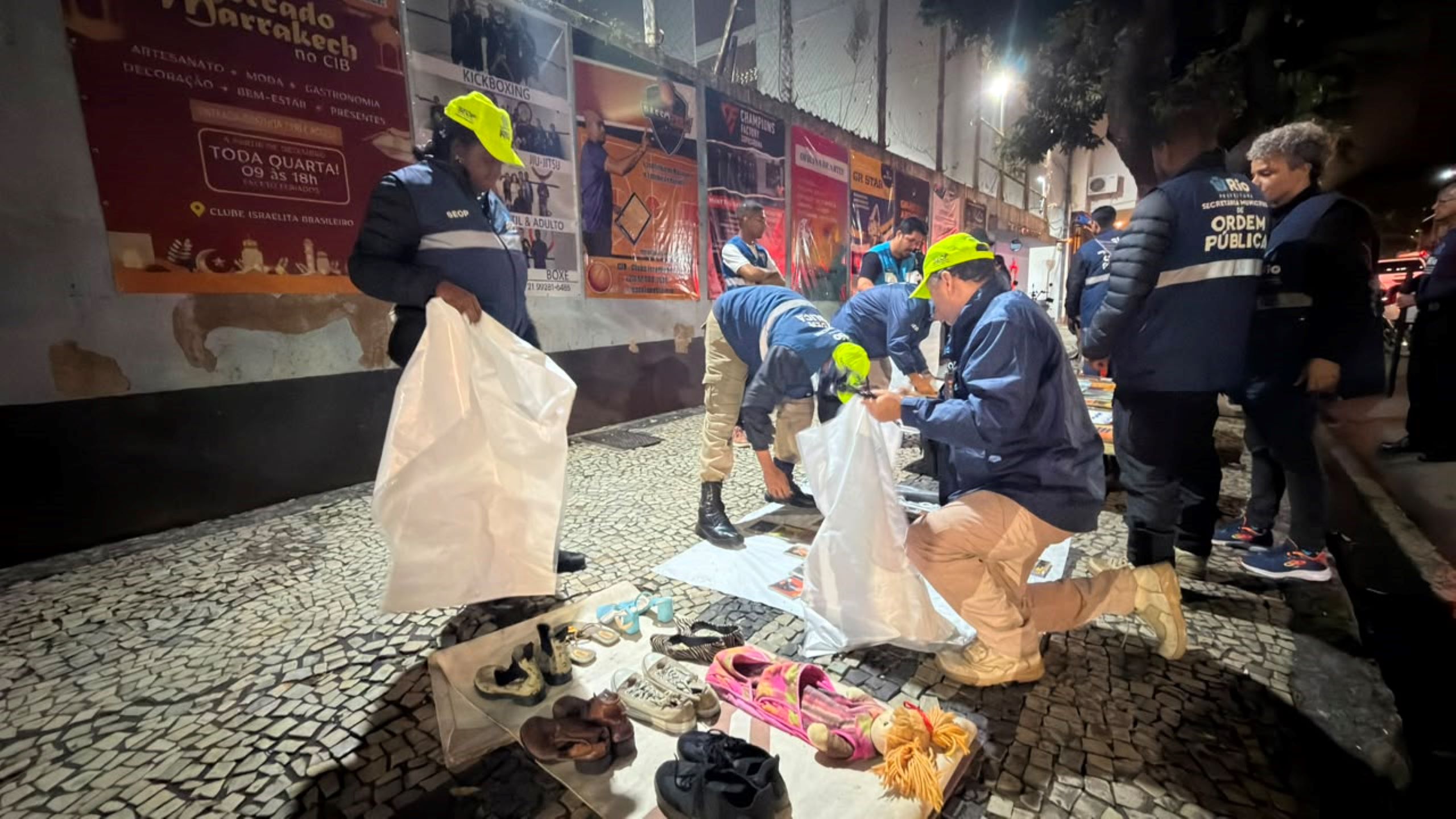 Operação na Zona Sul aplica R$ 21 mil em multas e remove irregularidades em Copacabana e Botafogo