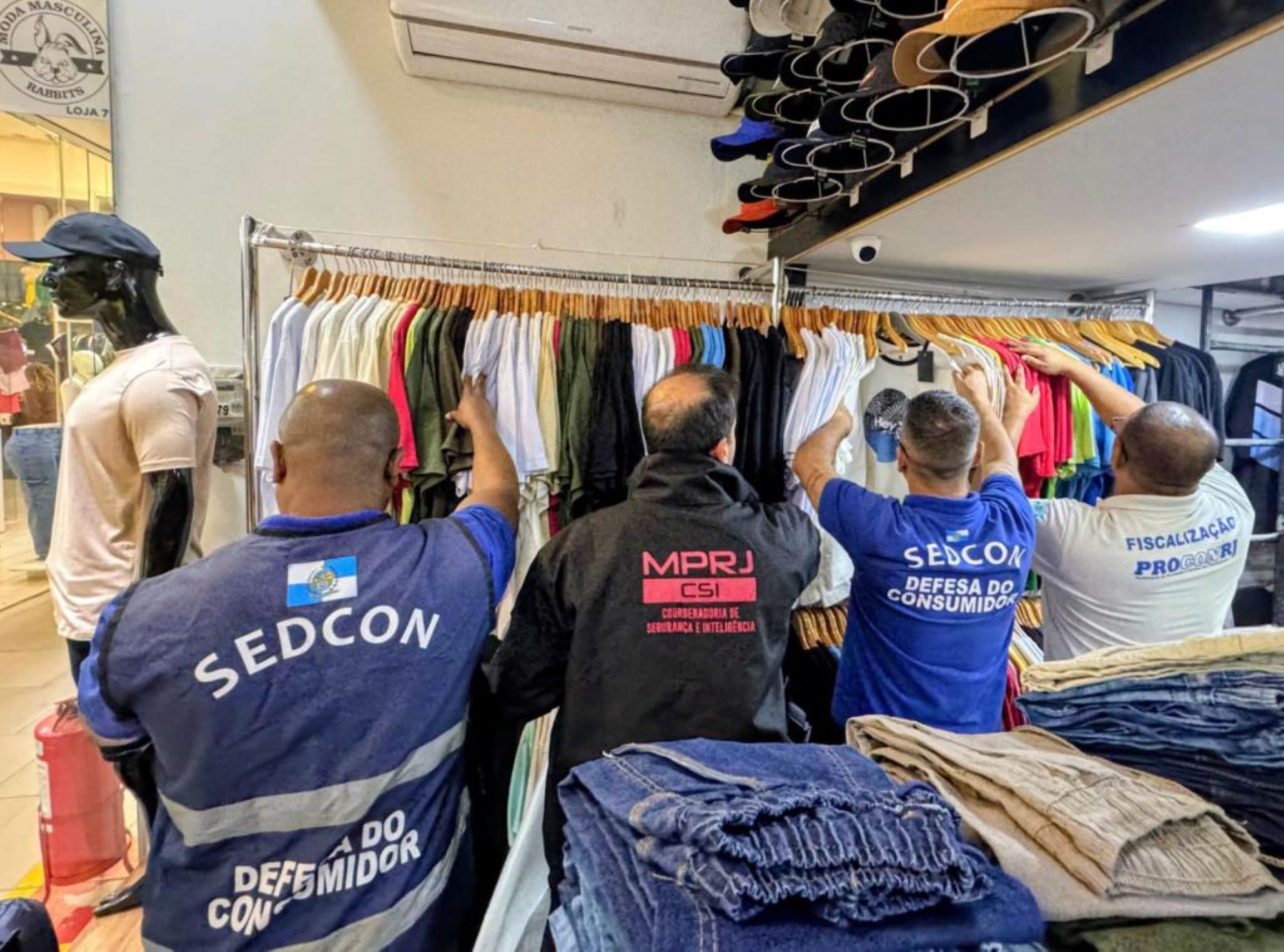 Milhares de produtos falsificados são apreendidos em feirão de Duque de Caxias