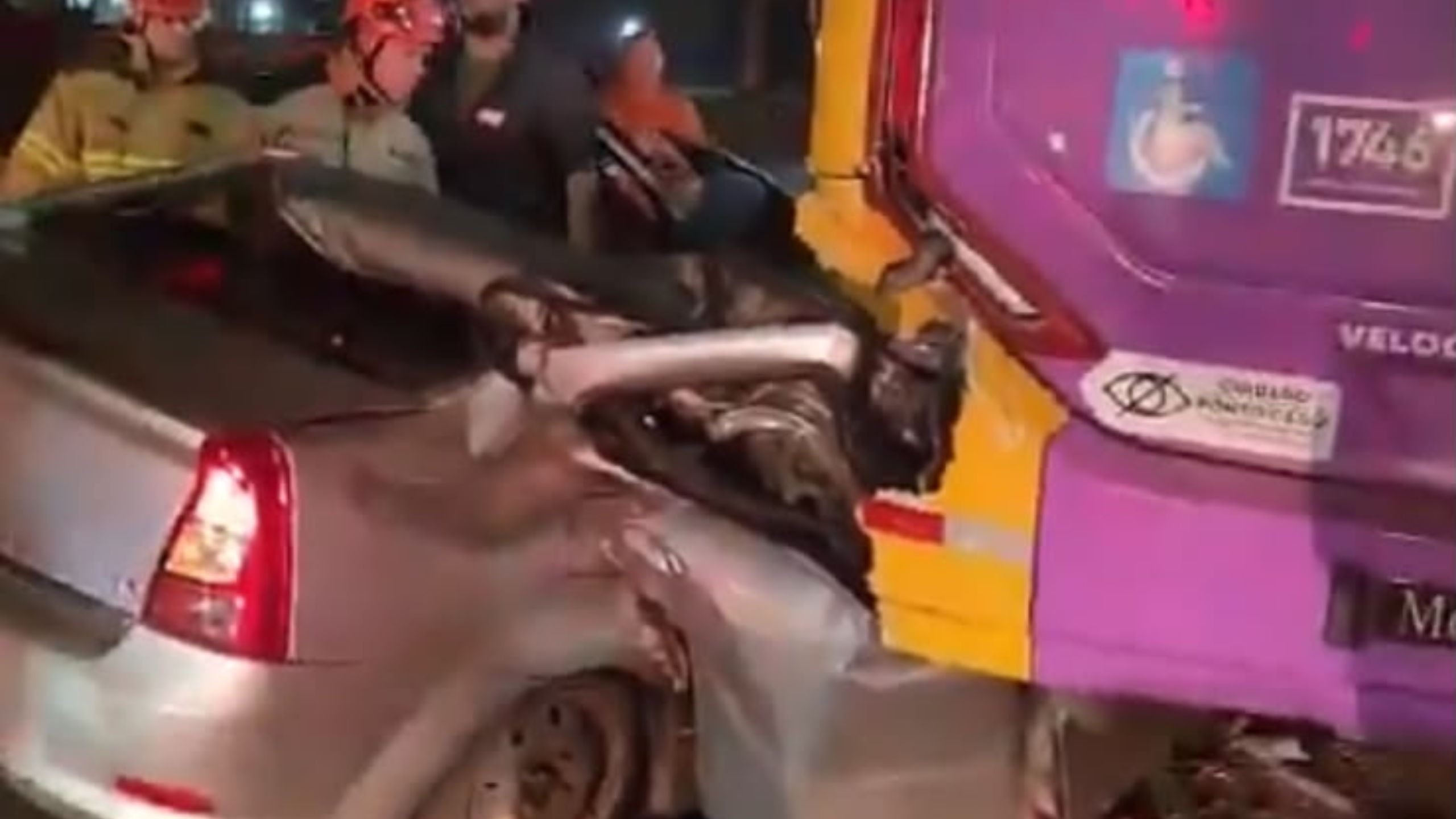 Casal morre em grave acidente entre carro e ônibus na Avenida Brasil