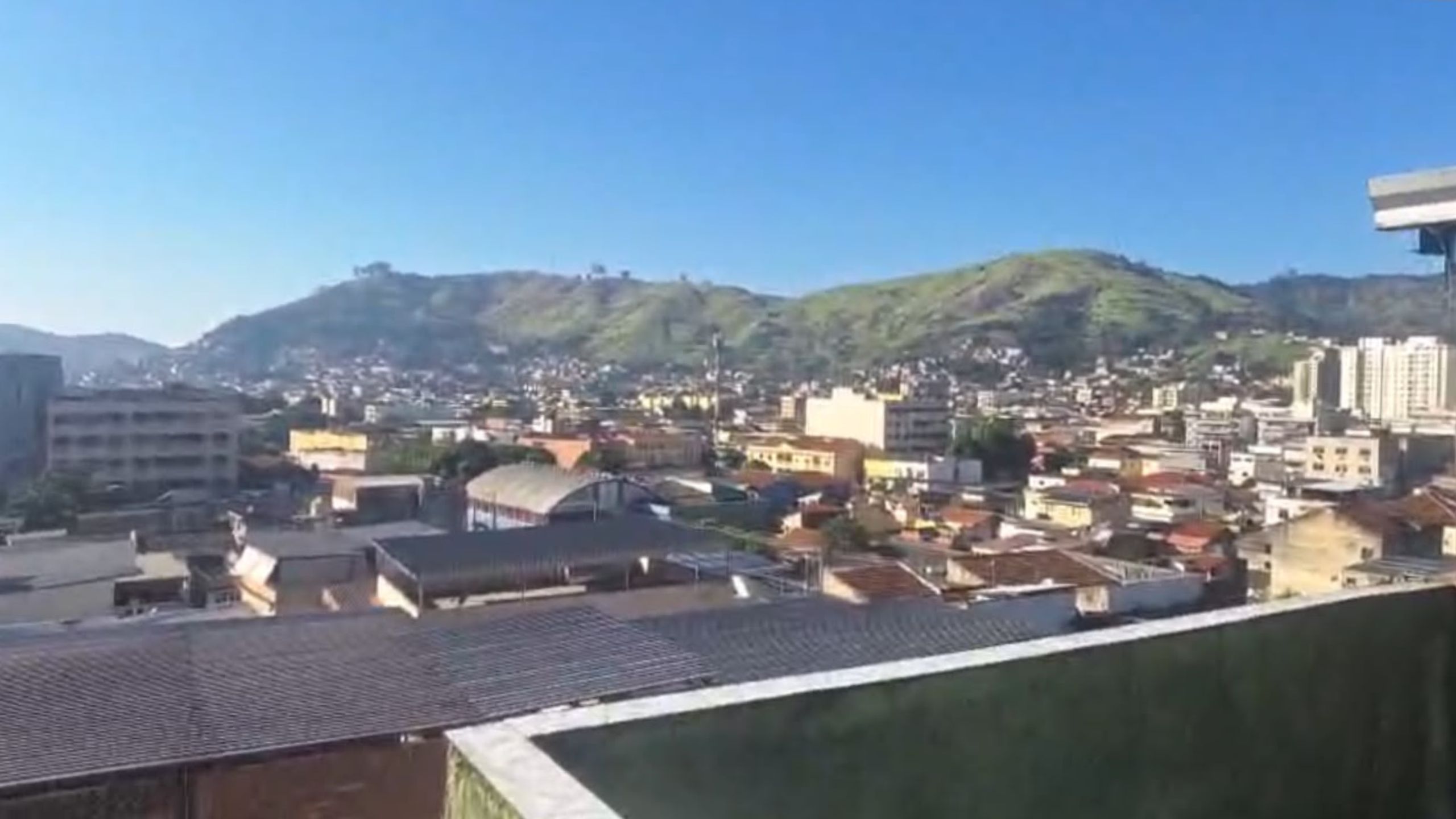 Intenso tiroteio entre facções assusta moradores no Morro do Juramento; vídeo