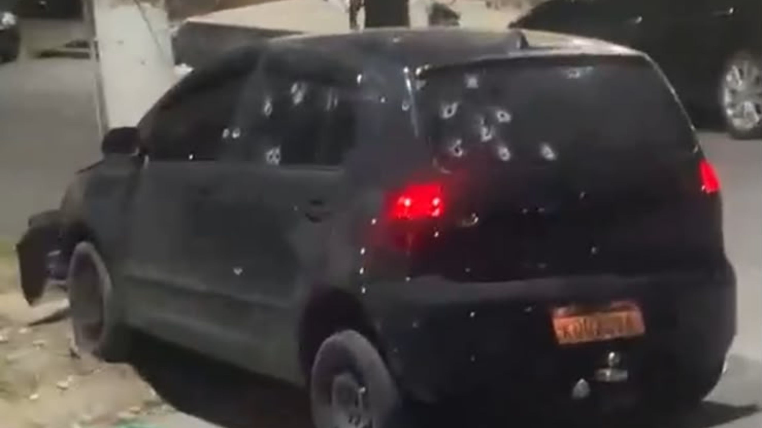 Homem escapa de execução ao ter carro atingido por mais de dez tiros na Baixada; vídeo