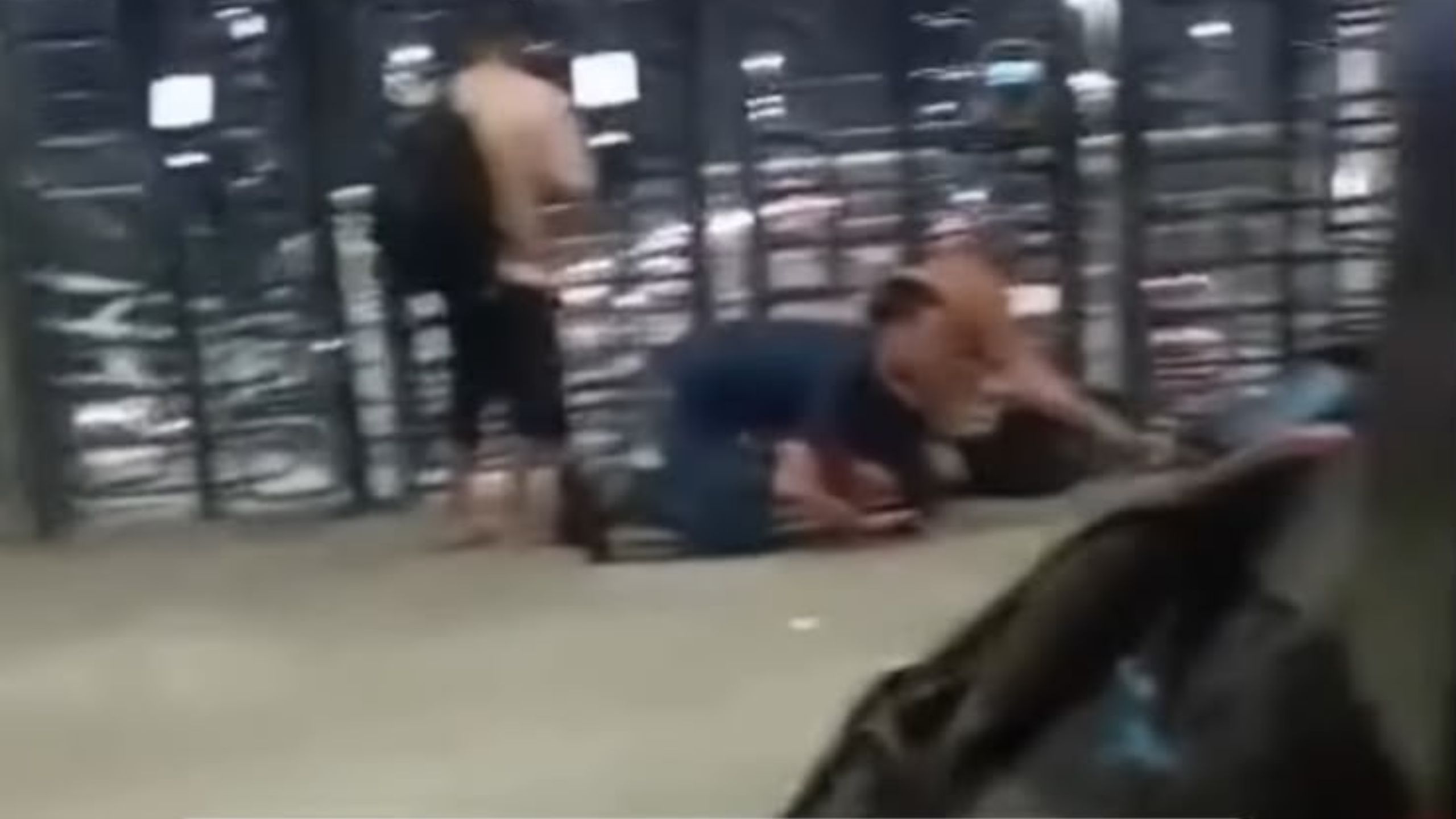Passageiros do BRT se jogam no chão para escapar de tiros durante operação na Maré; vídeo