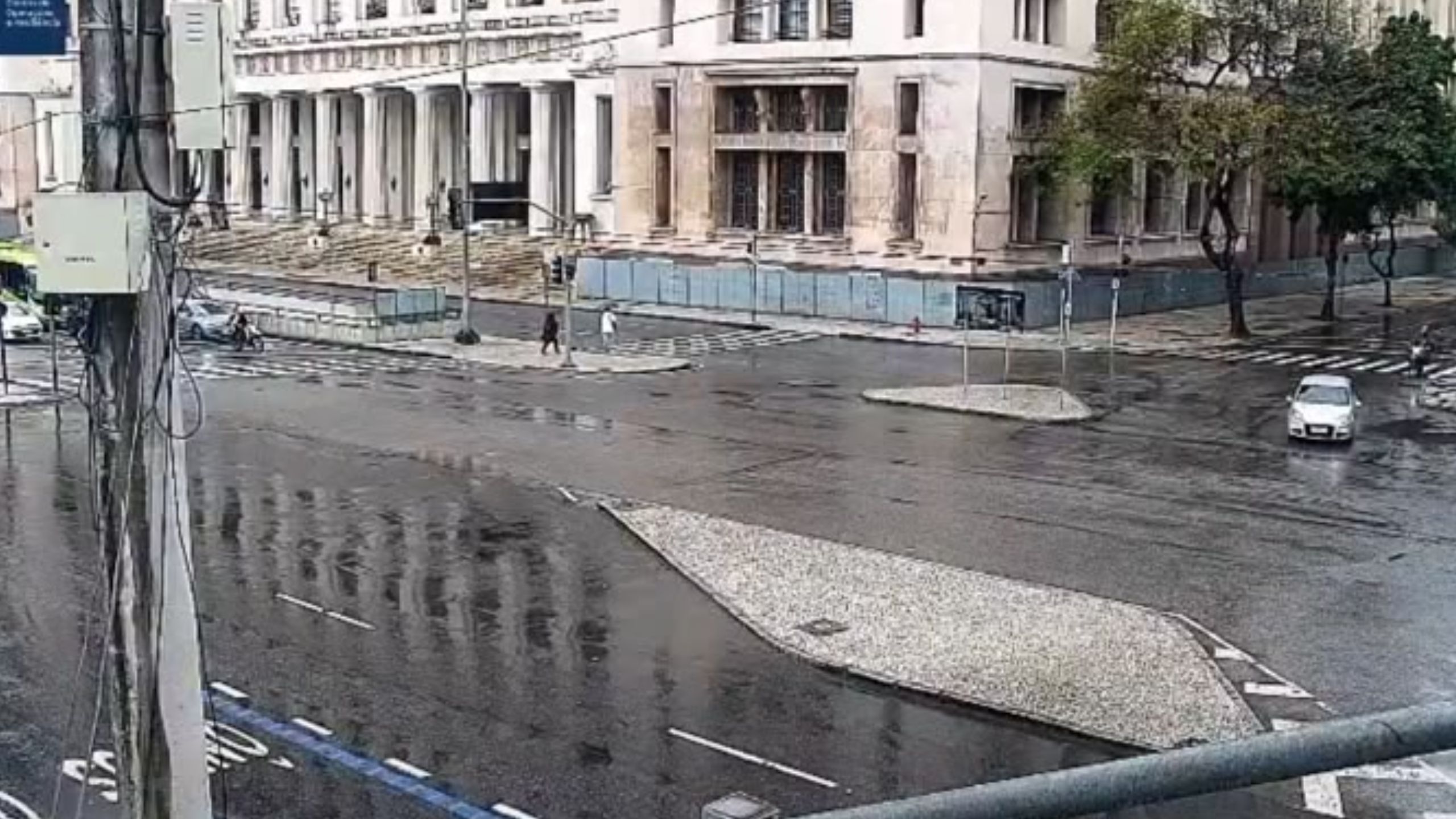 Chuva forte derruba árvores e causa transtornos no Rio