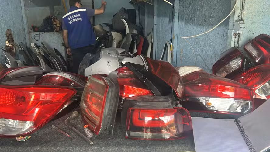 Ferro-velho é fechado em Jacarepaguá após descoberta de peças de carro roubado