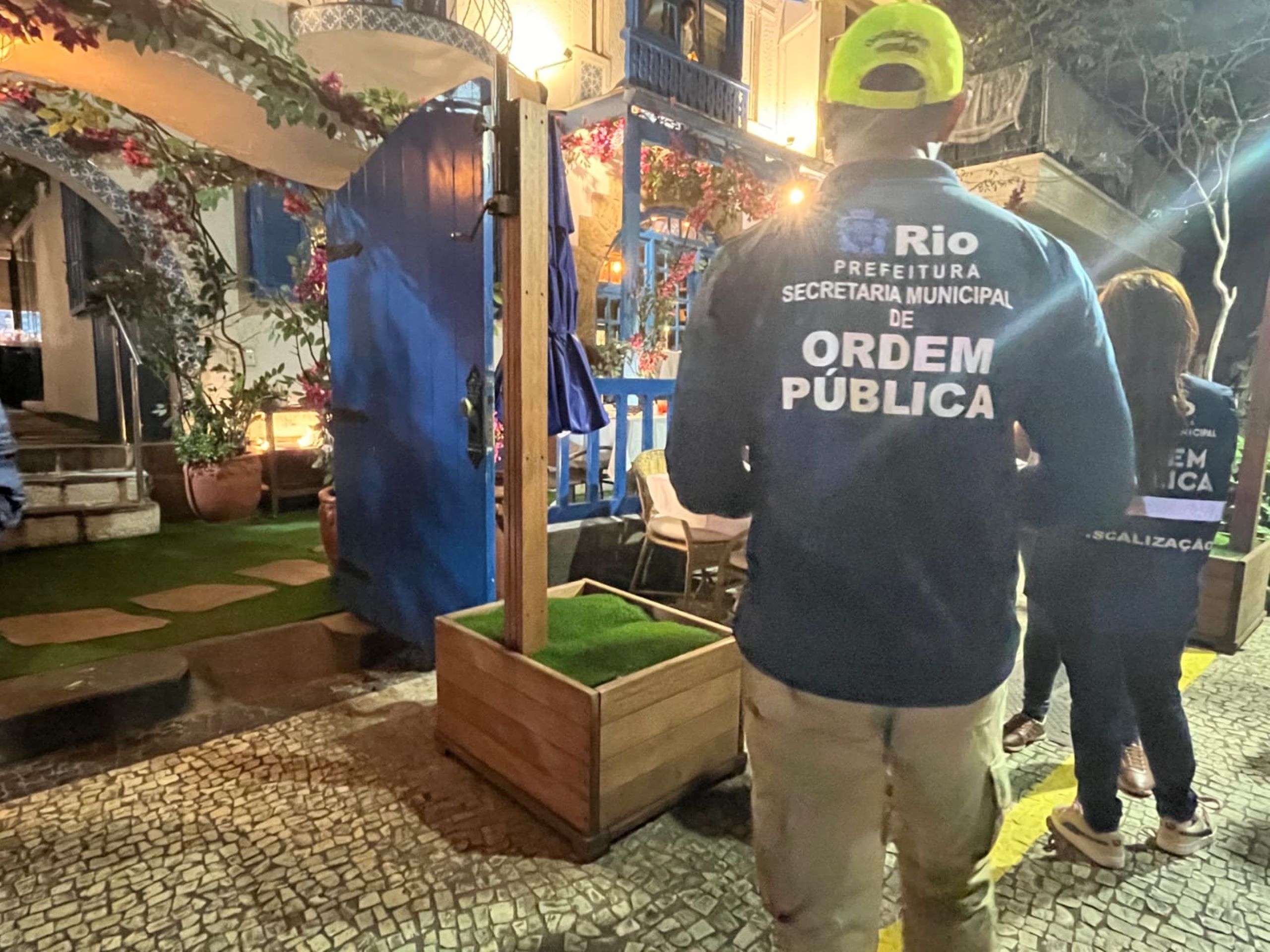 Bares de Ipanema recebem R$ 16,8 mil em multas por ocupação irregular de calçadas