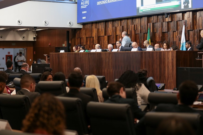 Clima esquenta na CCJ após debate sobre projeto de cultura sem partido