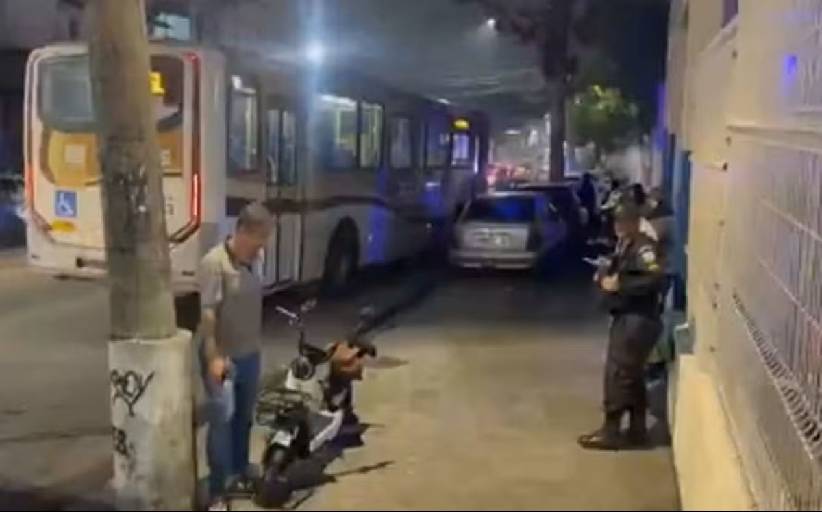Menino de 9 anos morre após colisão entre bicicleta elétrica e ônibus no Alemão