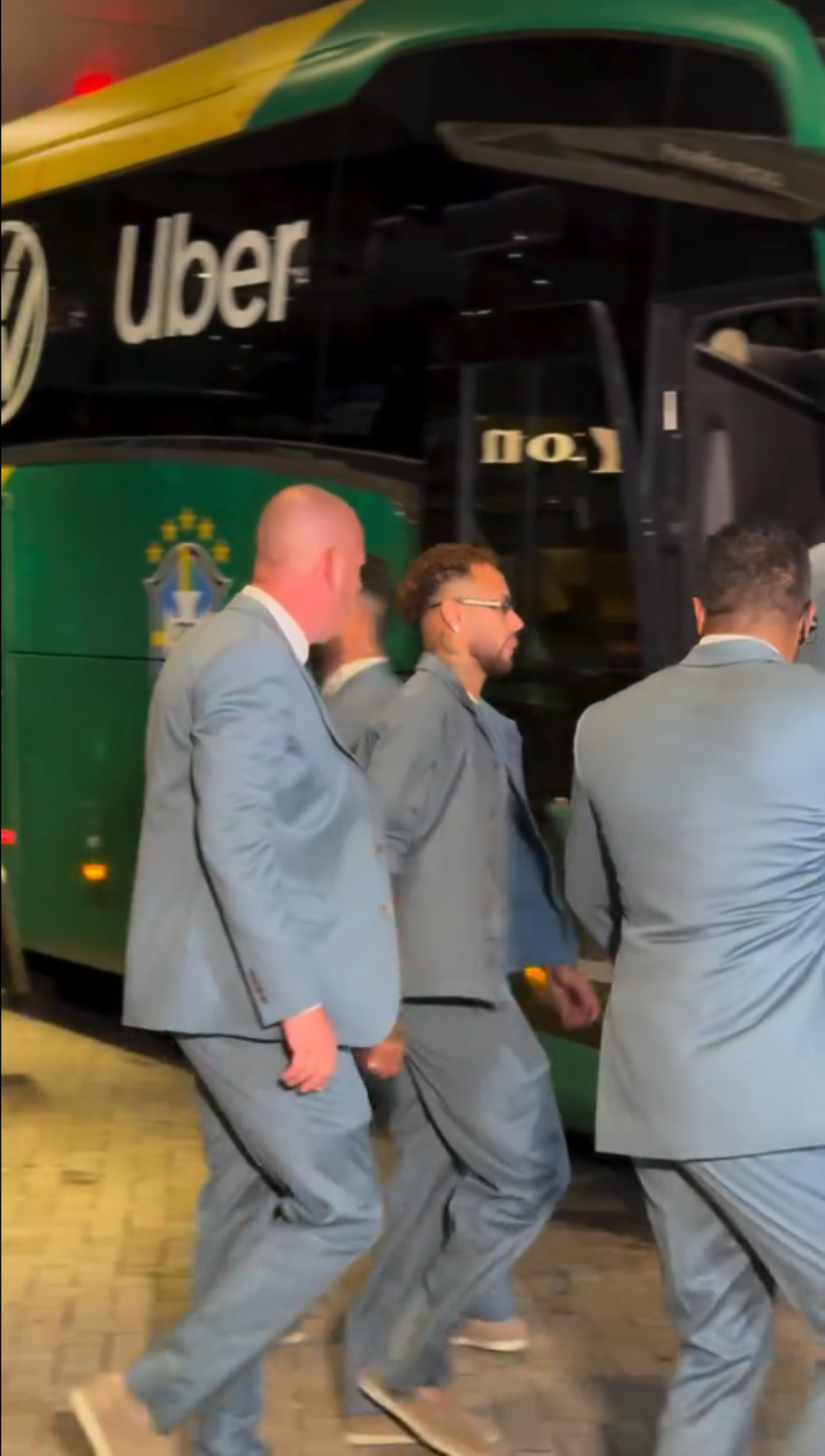 Neymar arrasta multidão antes de embarque da Seleção para os EUA; vídeo