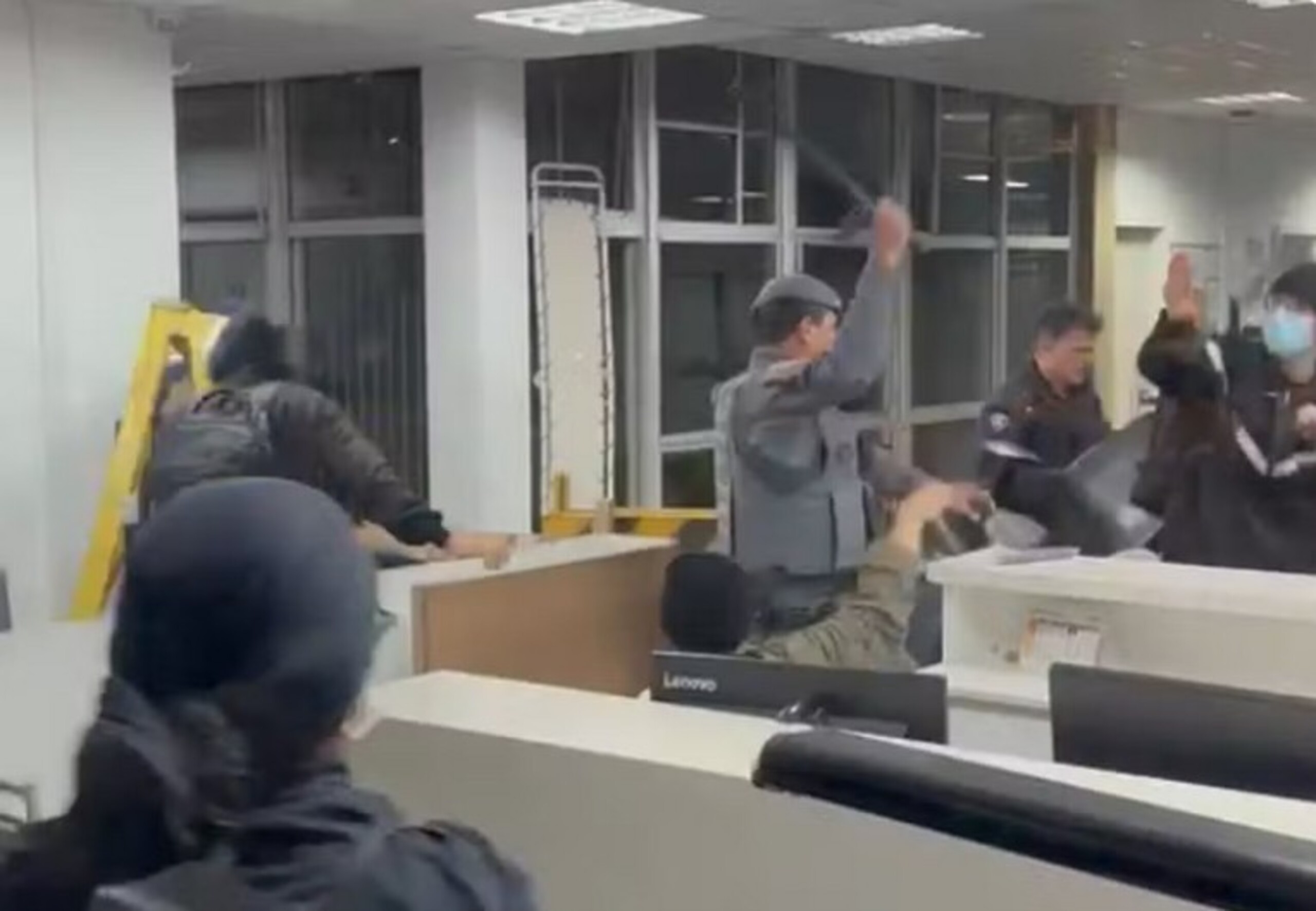 PM prende 6 pessoas por invadirem prédio da USP com cassetetes e agredirem seguranças
