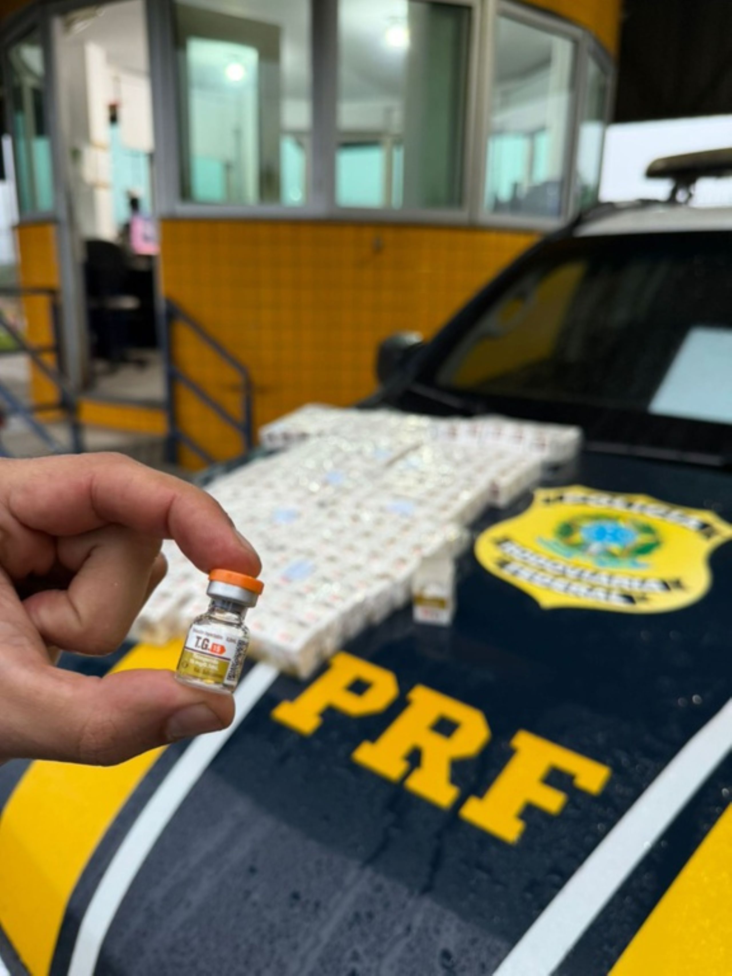 PRF apreende medicamentos irregulares que seriam entregues no Rio e prende três pessoas