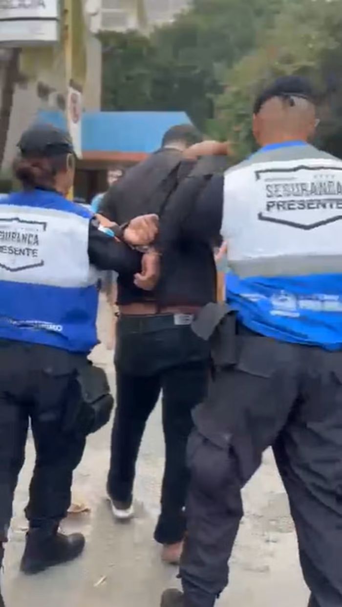 Vídeo: Motociclista atropela policial durante fuga e acaba preso em Ipanema