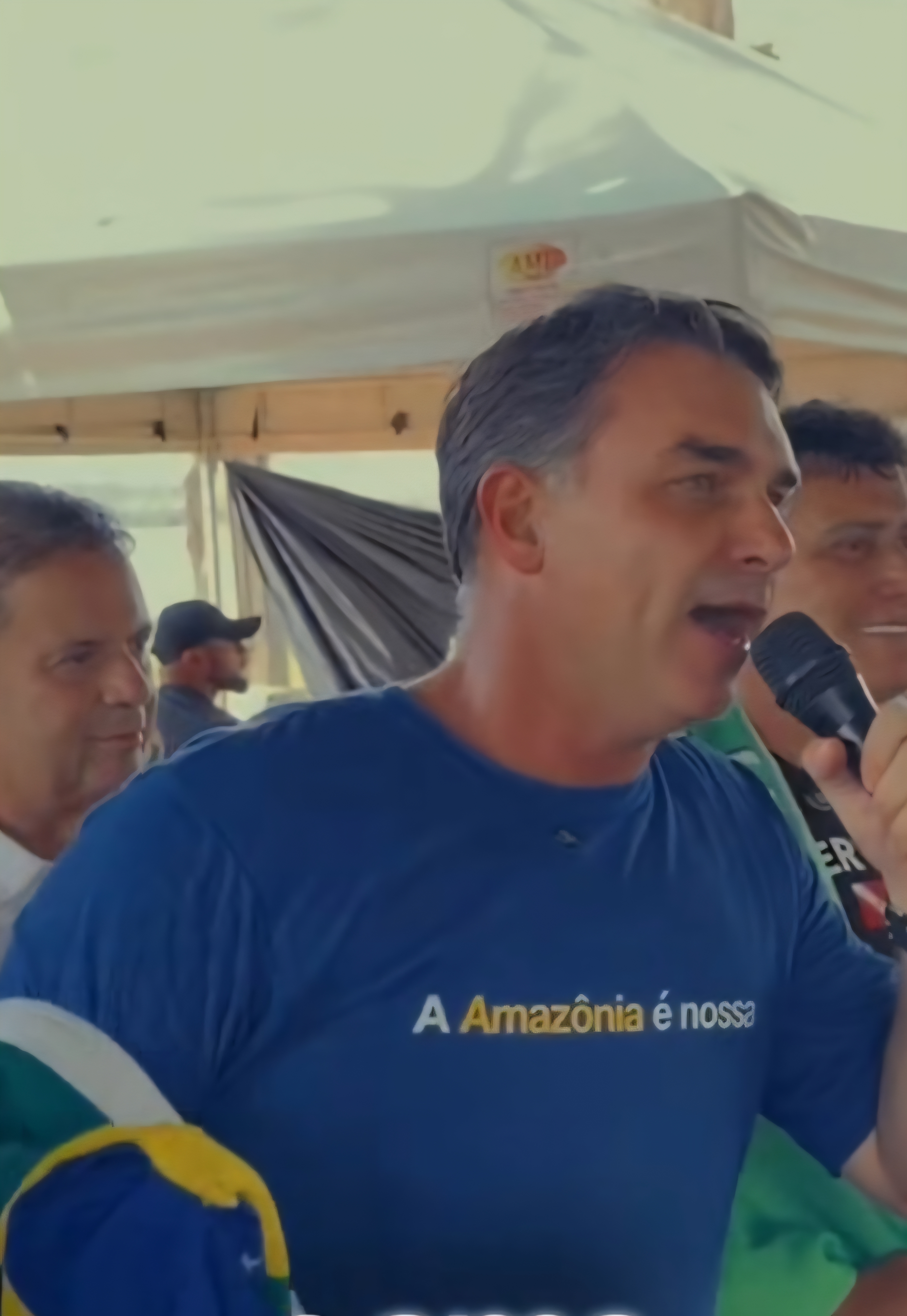 ‘Camisa do Bolsonaro’: Flávio acusa Lula de querer ‘roubar’ bandeira do Brasil e reacende disputa pelo verde e amarelo