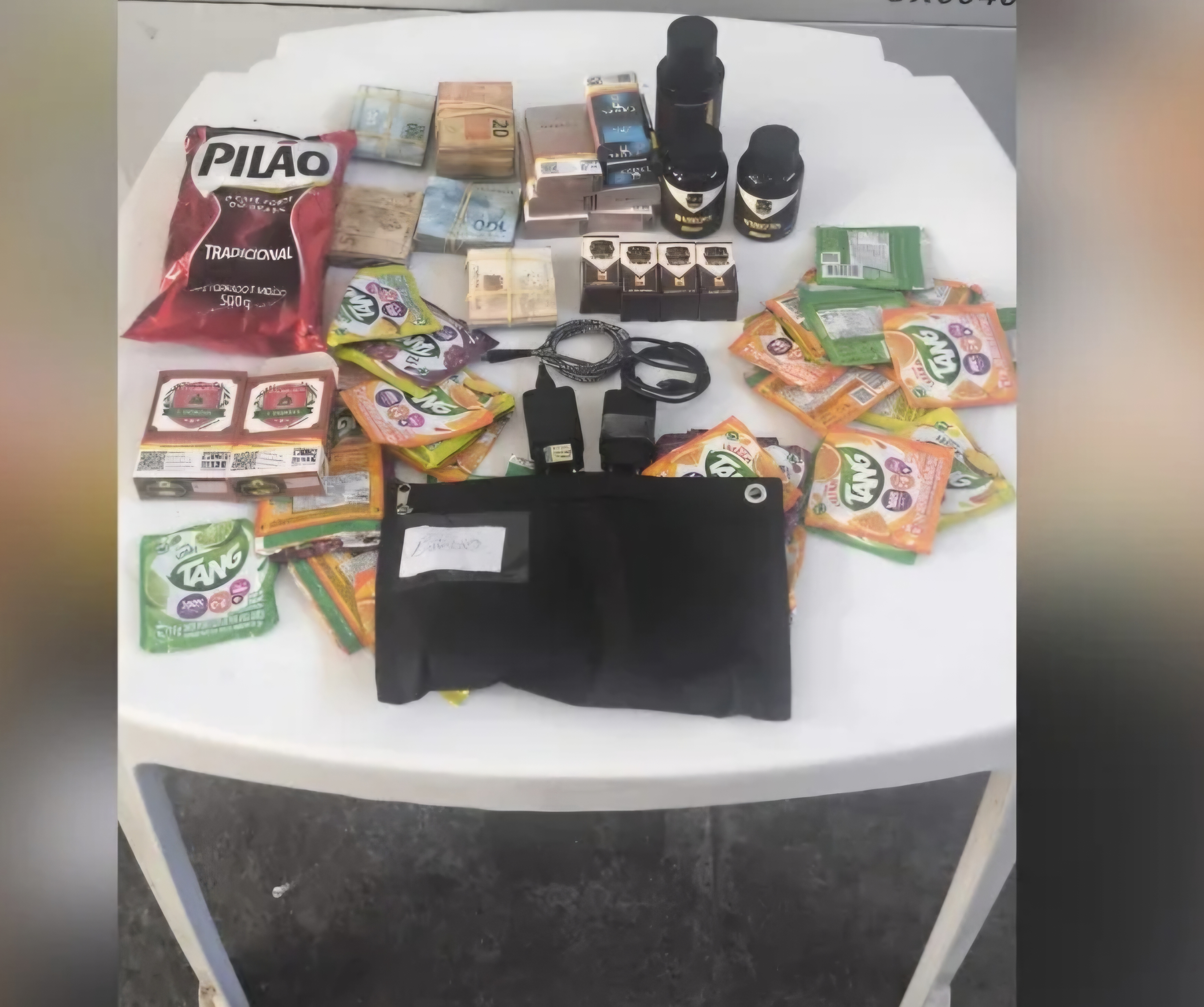 Polícia Penal prende três agentes suspeitos de tentar levar itens proibidos para presídio em Japeri