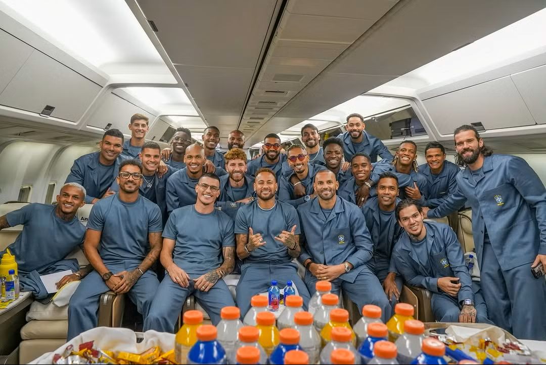 Seleção embarca para a Copa e recebe festa da torcida no Rio