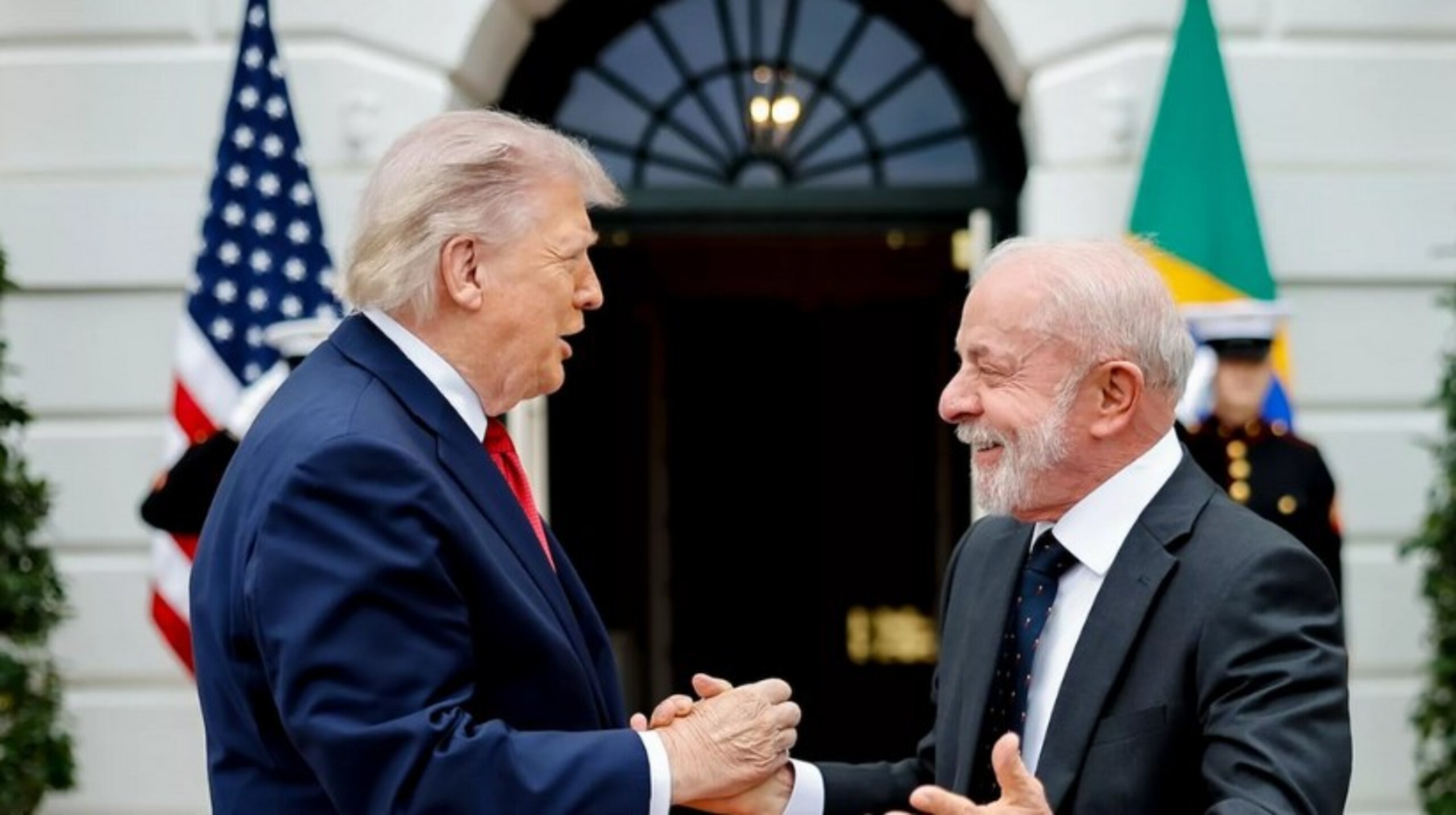 Lula e Trump se cumprimentam em evento social durante cúpula do G7 na França