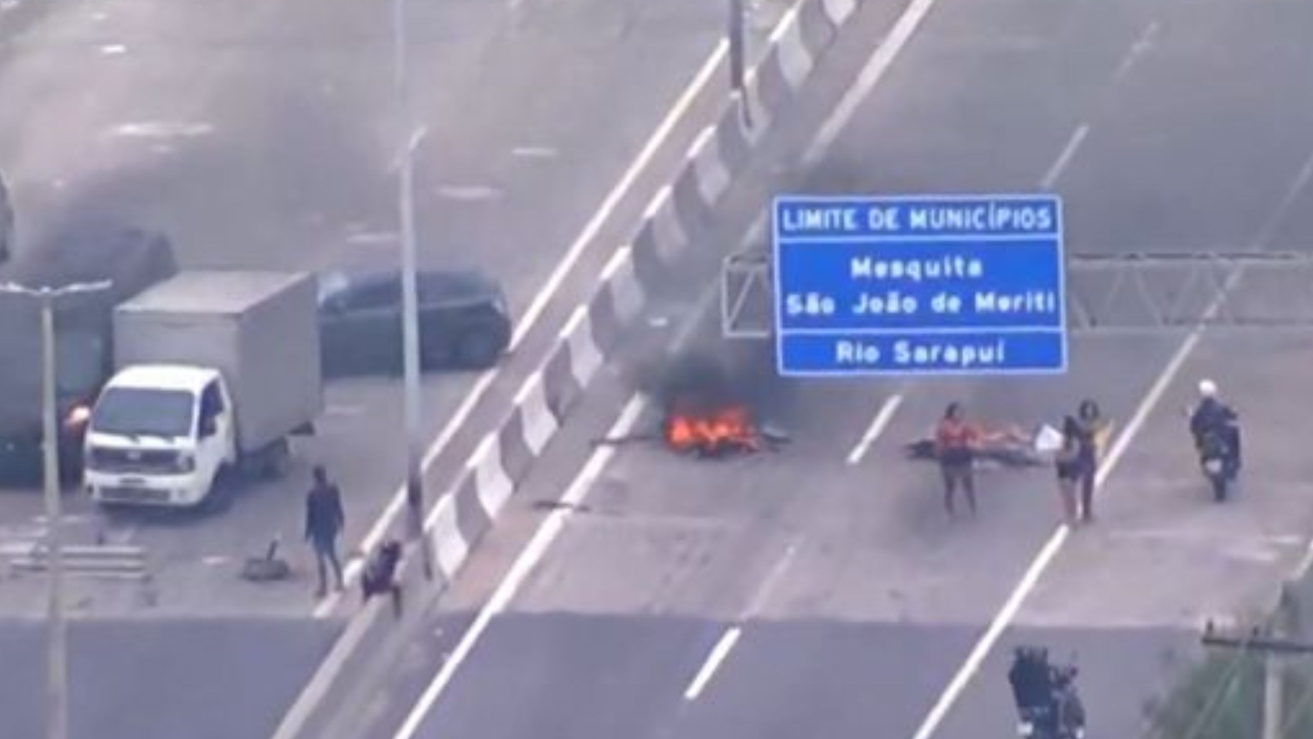 Manifestantes bloqueiam a Via Light e causam congestionamento em Mesquita