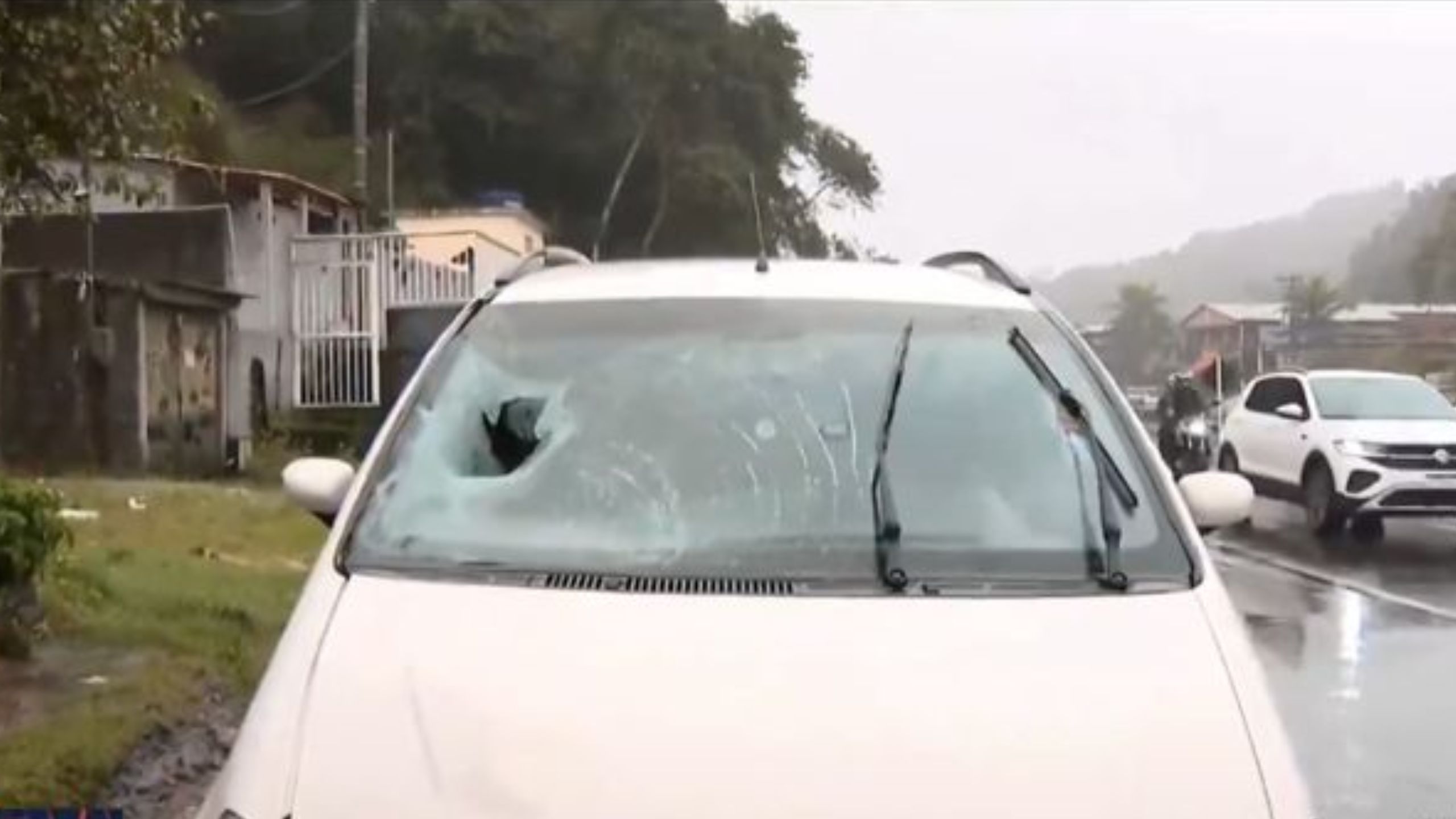 Motorista atinge pedestre, tenta prestar socorro e acaba atropelado na RJ-106, em São Gonçalo