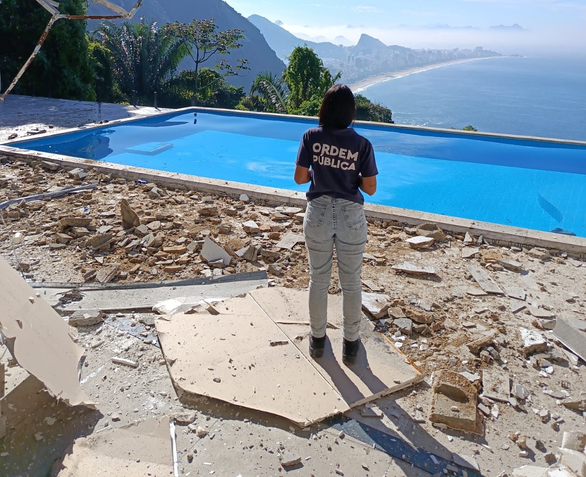 Seop demole prédio usado por traficantes no Vidigal