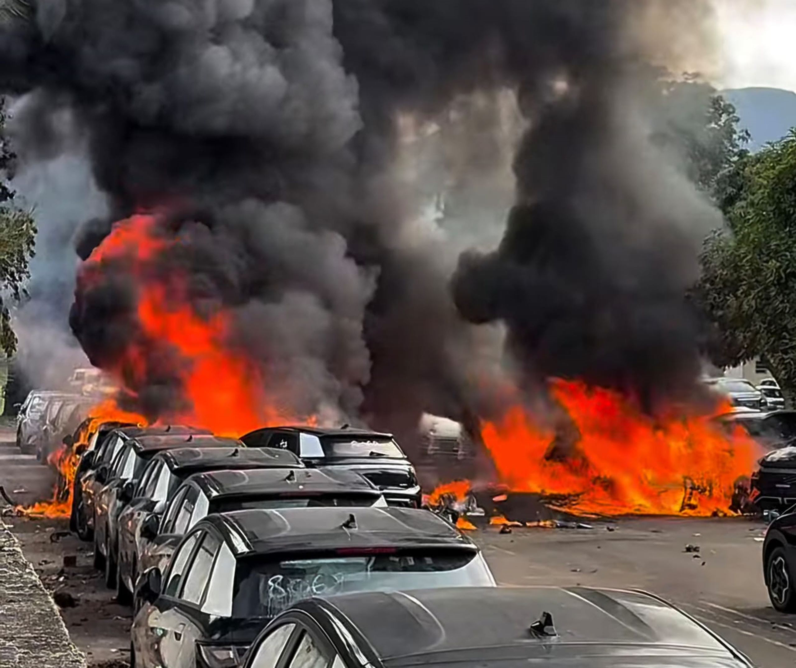 Helicóptero cai e provoca incêndio no Recreio dos Bandeirantes