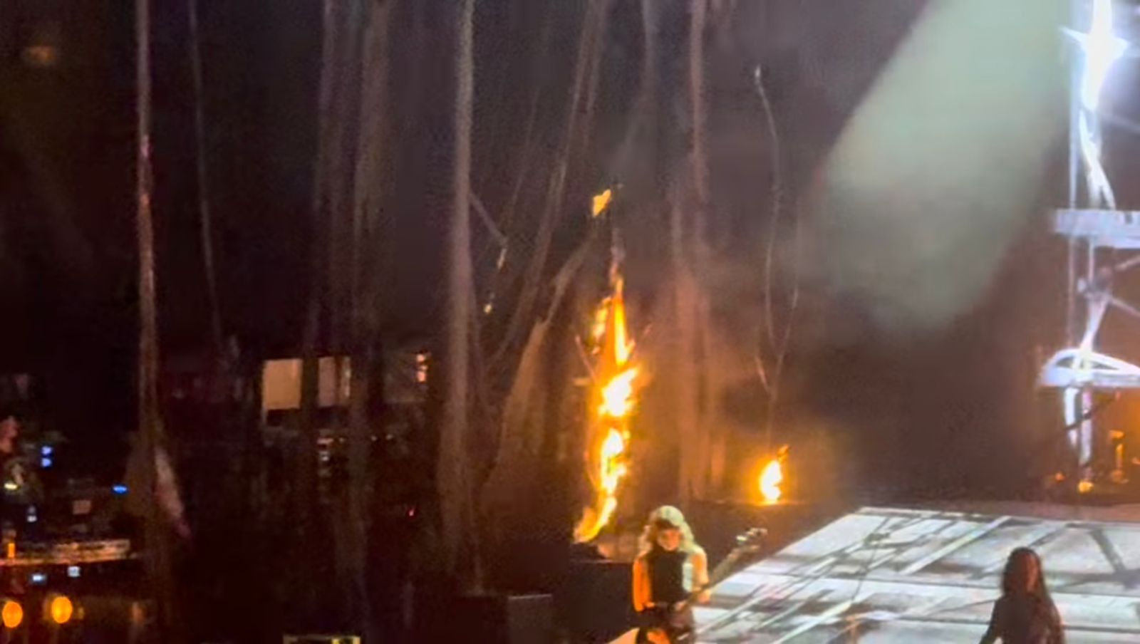 Vídeo: Incêndio atinge palco de show do Evanescence e equipe age rapidamente para evitar tragédia