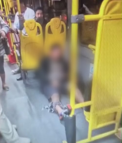 Passageiro é baleado dentro de ônibus durante operação no Santa Marta