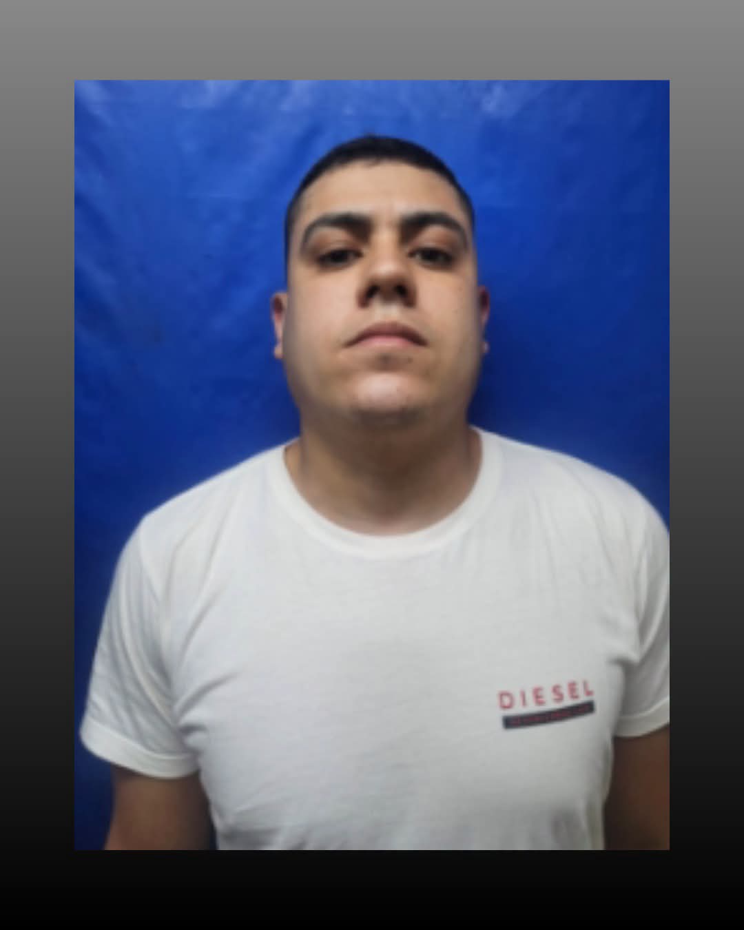 Miliciano tenta fugir com troca de roupa em frente à delegacia; vídeo