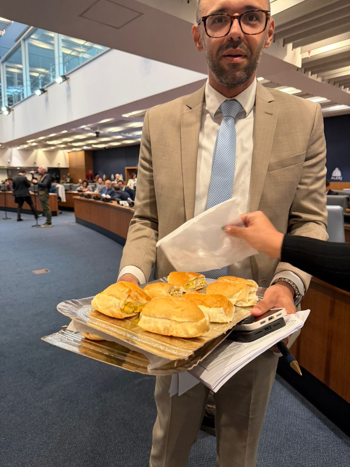 Alexandre Knoploch serve pão com ovo após ataque homofóbico e provoca reação de Luiz Paulo