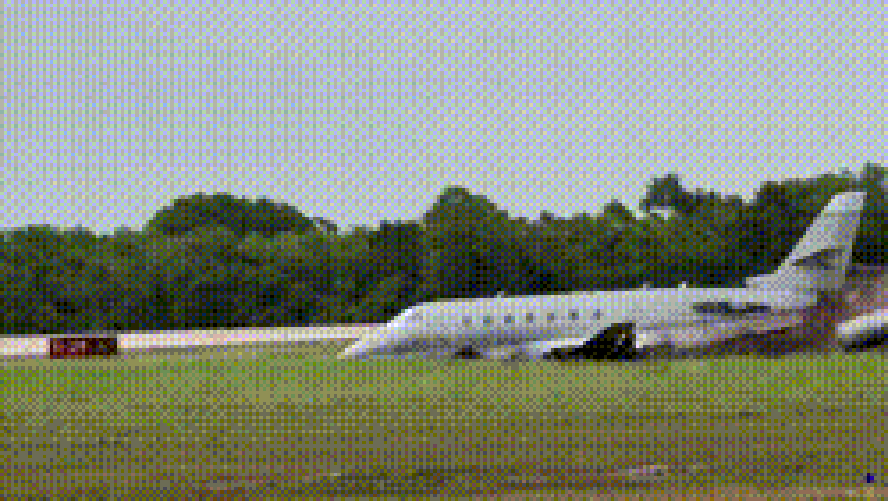 Avião executivo cai e explode em aeroporto da República Dominicana; dois tripulantes morrem