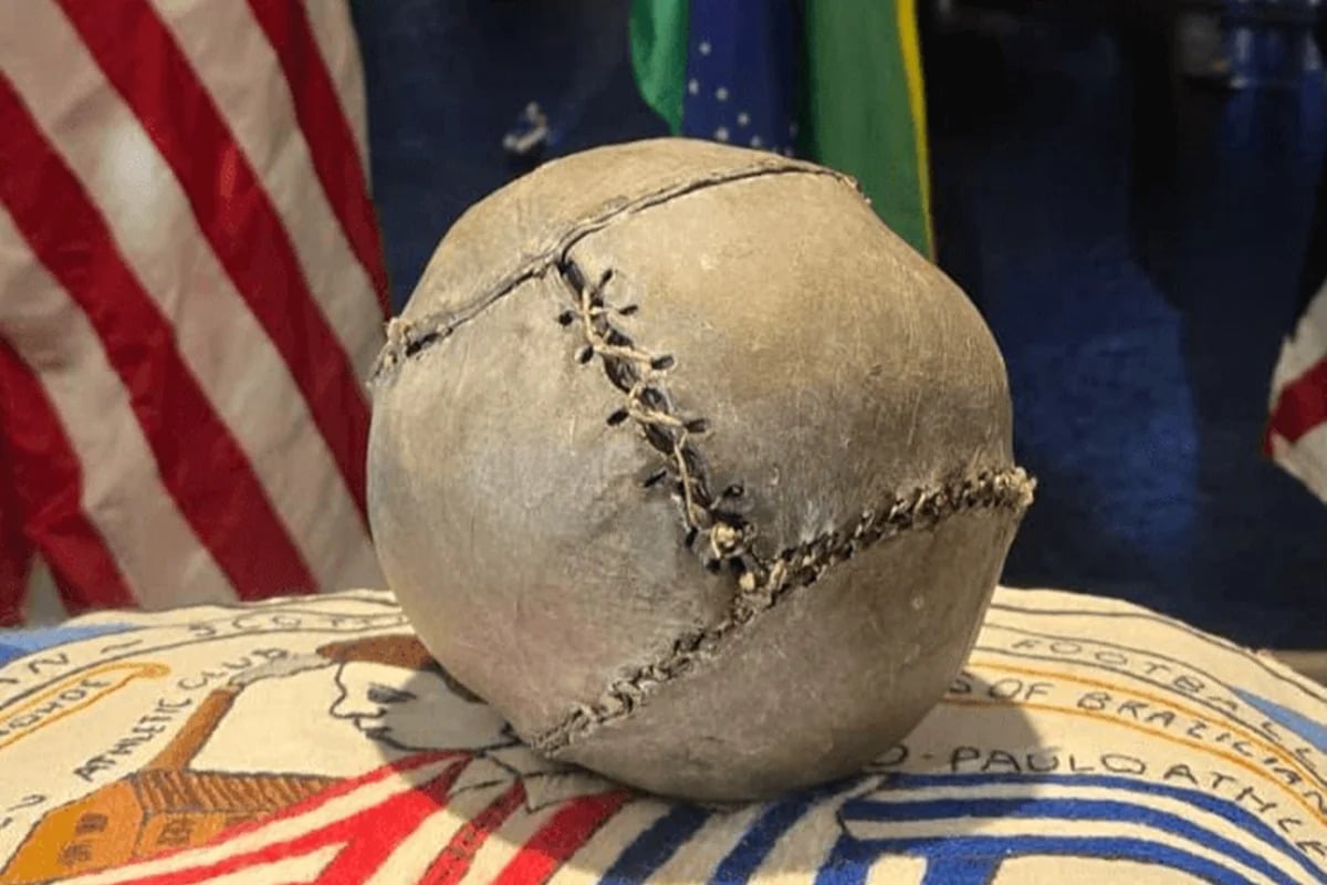 Brasil x Escócia terá bola de futebol mais antiga do mundo no jogo